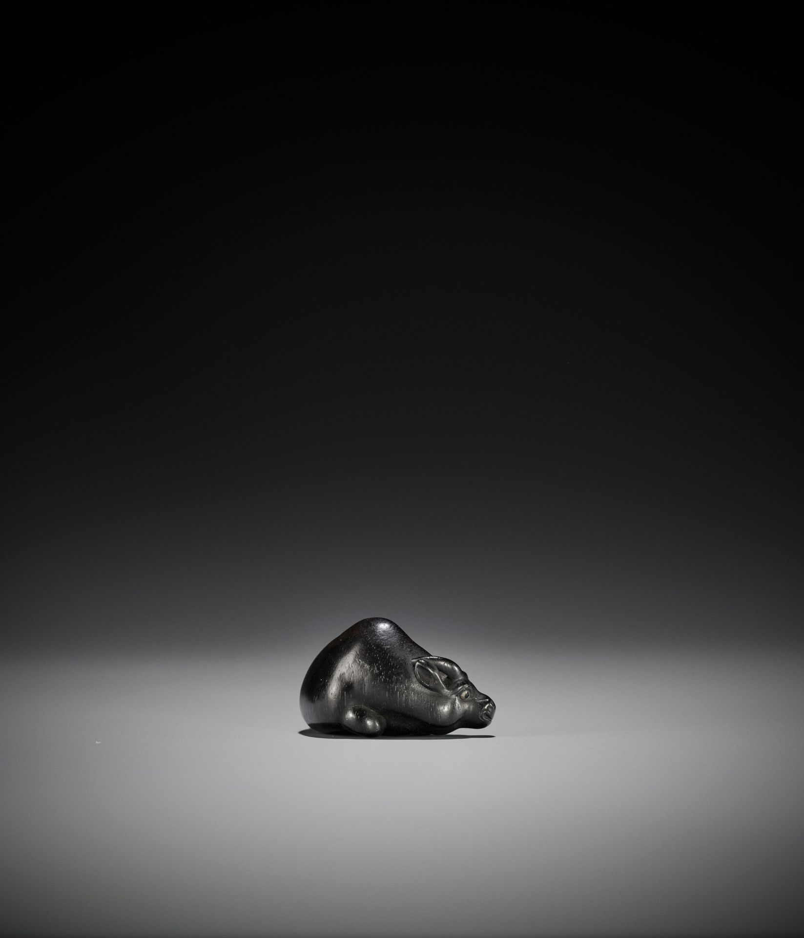 MASAYOSHI: AN EBONY NETSUKE OF A RECUMBENT OX - Bild 8 aus 12