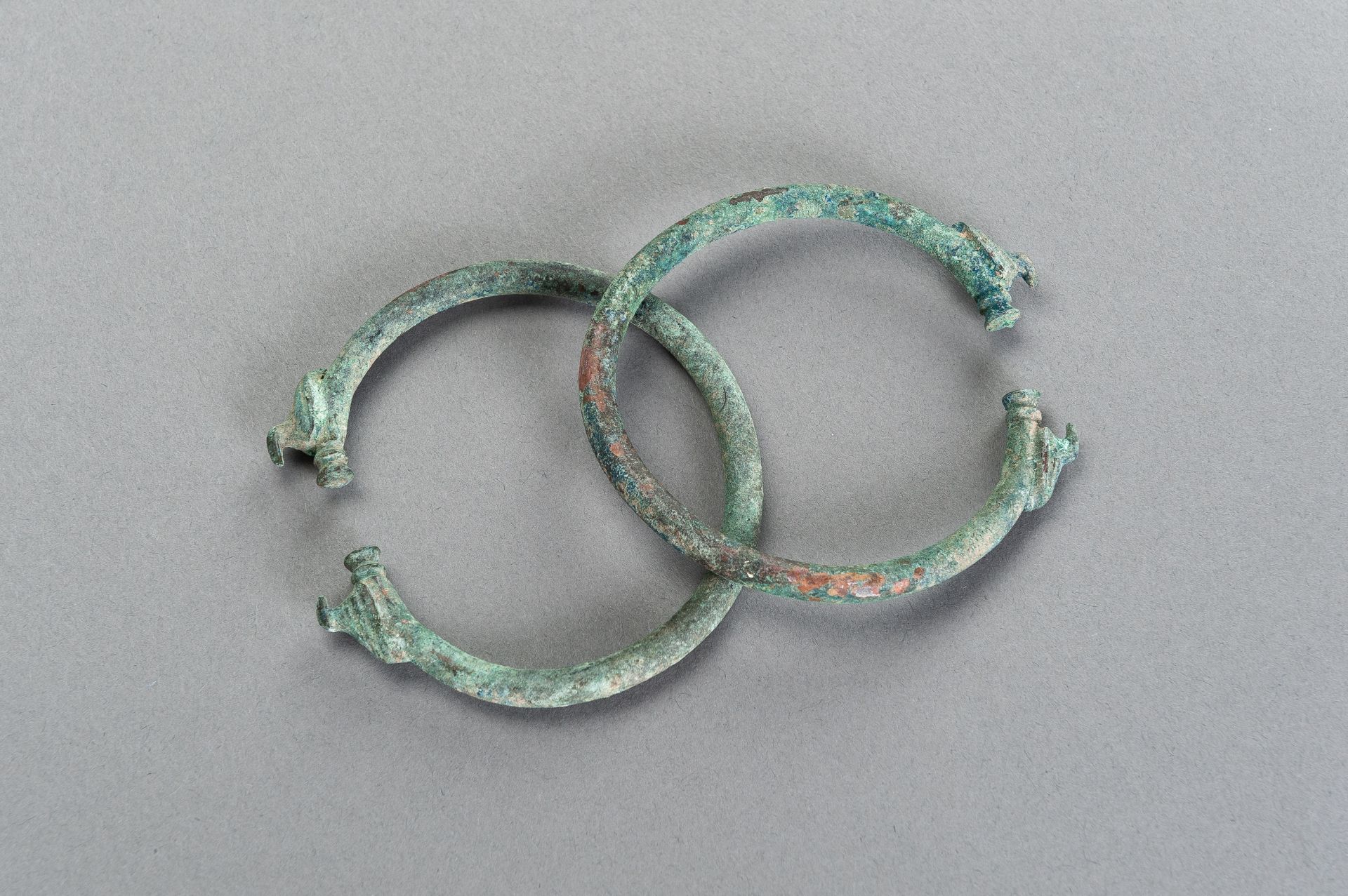 A PAIR OF BRONZE BRACELETS - Image 4 of 6