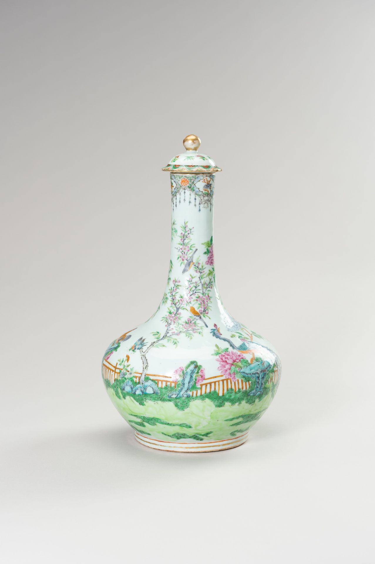 A FAMILLE ROSE BOTTLE VASE WITH LID - Bild 5 aus 12