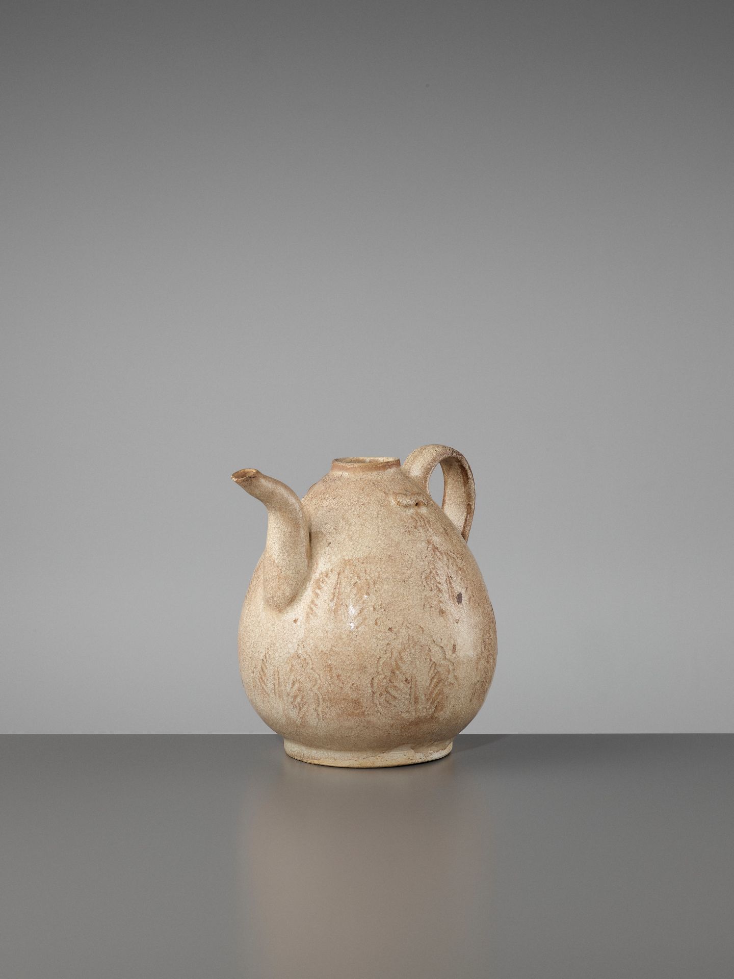 A STRAW-GLAZED AND INCISED 'TEA LEAVES' EWER, SONG DYNASTY - Bild 5 aus 12