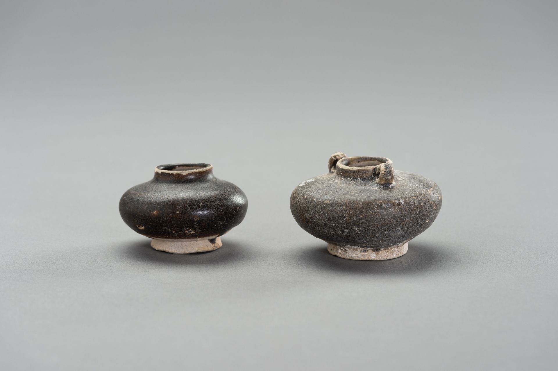 TWO GLAZED CERAMIC 'SHIPWRECK' POTS - Bild 3 aus 8