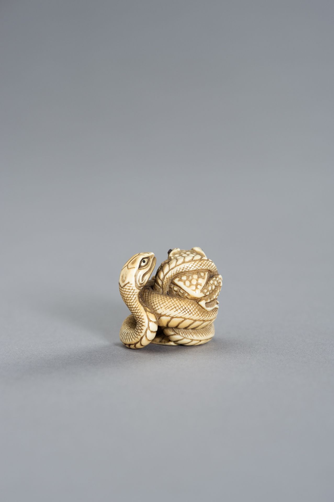 TADATOMO: A FINE IVORY NETSUKE OF THE SANSUKUMI - Bild 8 aus 11