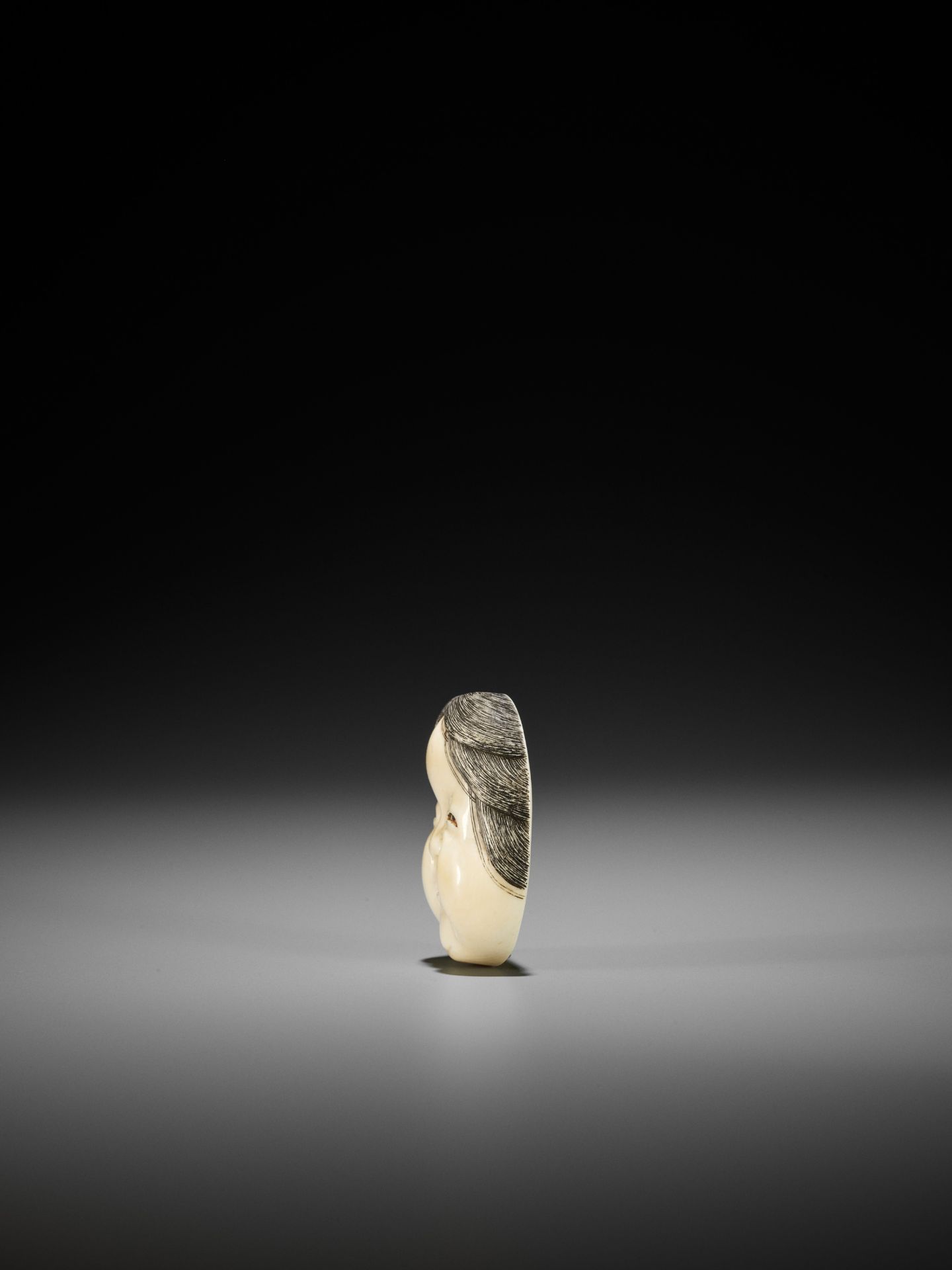 KOGYOKU: A FINE IVORY MASK NETSUKE OF OKAME - Bild 7 aus 13