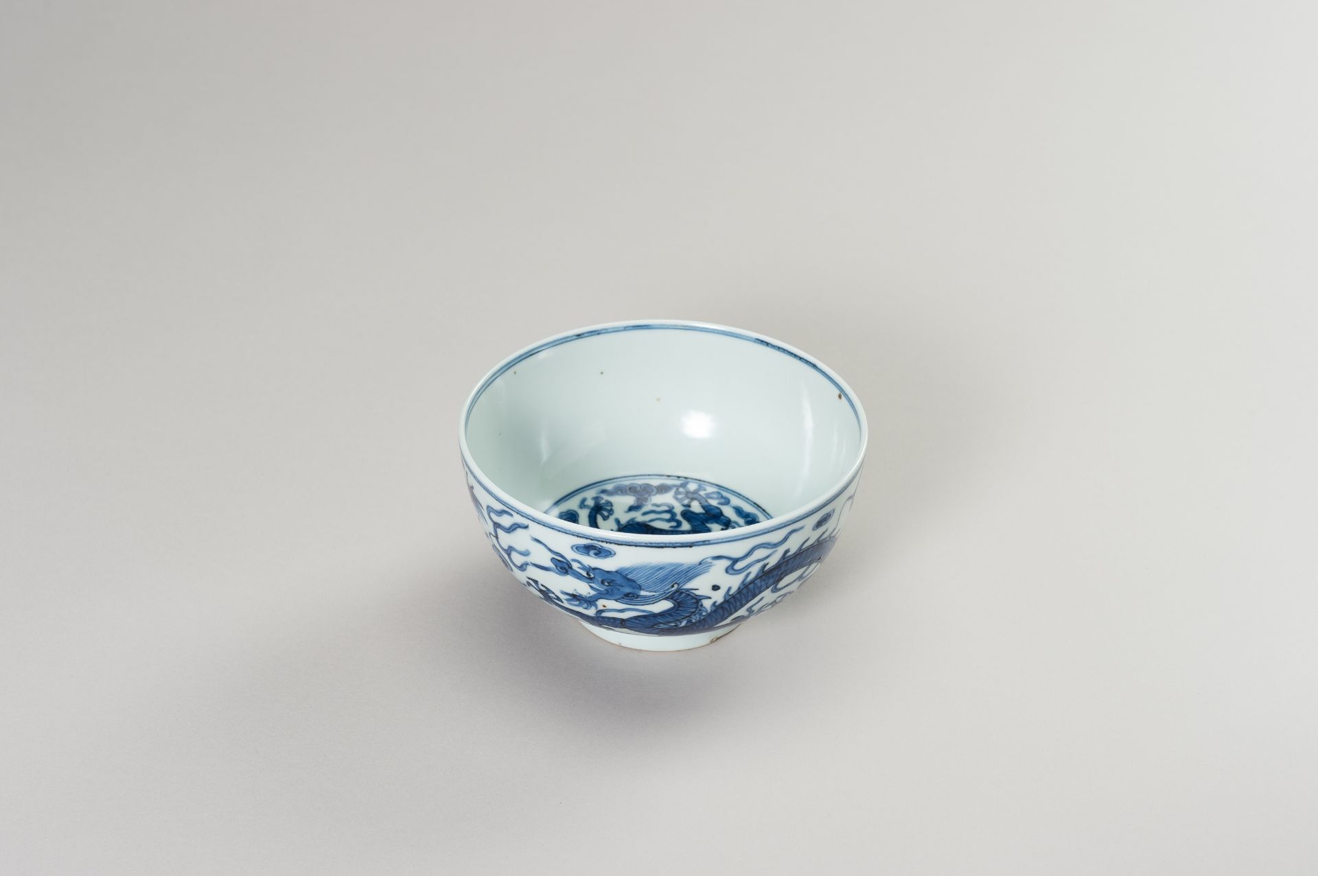 A BLUE AND WHITE PORCELAIN 'DRAGON' BOWL - Bild 6 aus 13