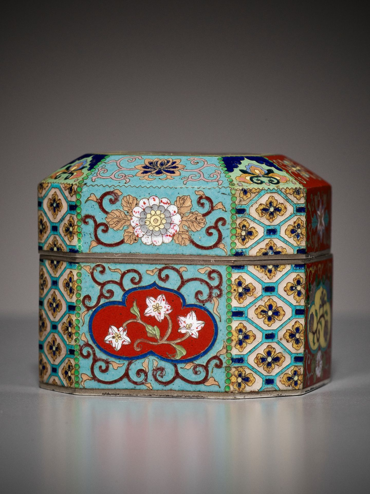 A SUPERB MINIATURE CLOISONNE ENAMEL BOX AND COVER - Image 13 of 16