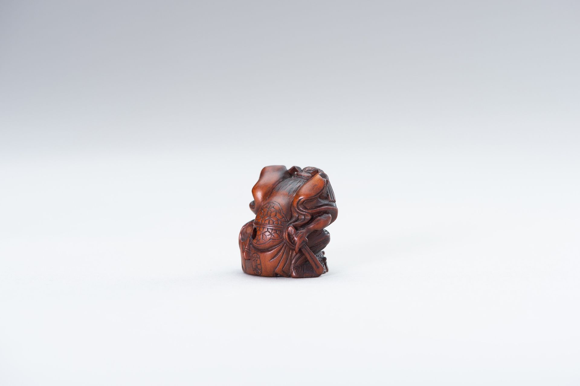 A WOOD NETSUKE OF SHOKI AND ONI - Bild 7 aus 12