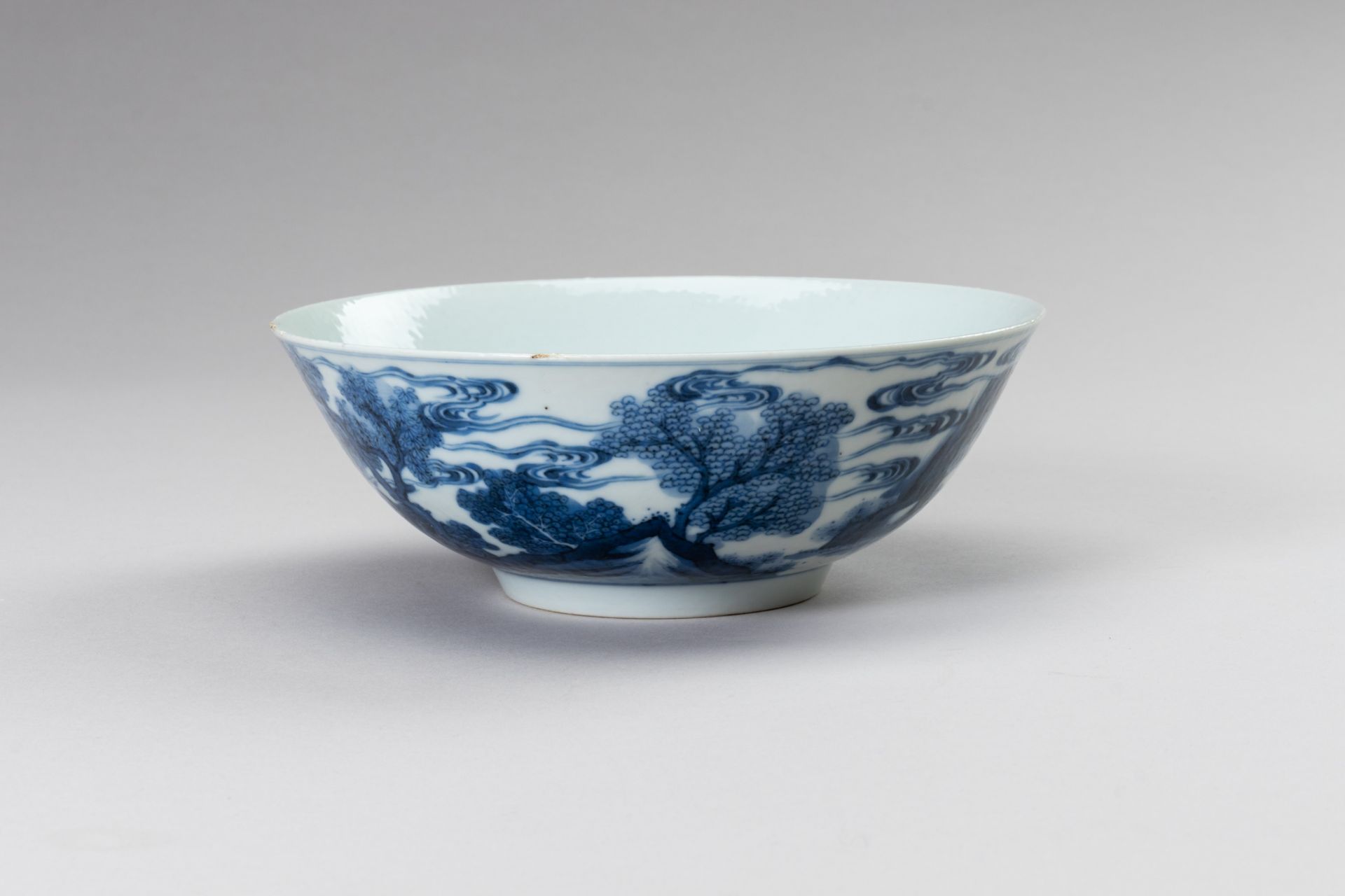 A BLUE AND WHITE PORCELAIN KANGXI REVIVAL 'SCHOLARS' BOWL - Image 7 of 12