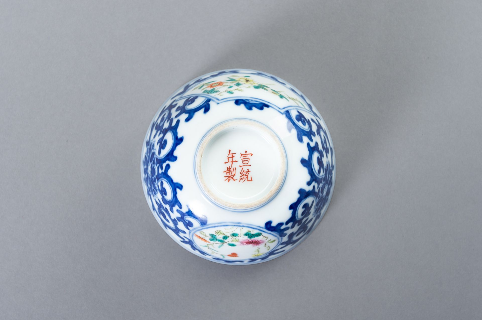 A PAIR OF XUANTONG MARK AND PERIOD PORCELAIN BOWLS WITH COVERS - Bild 8 aus 12