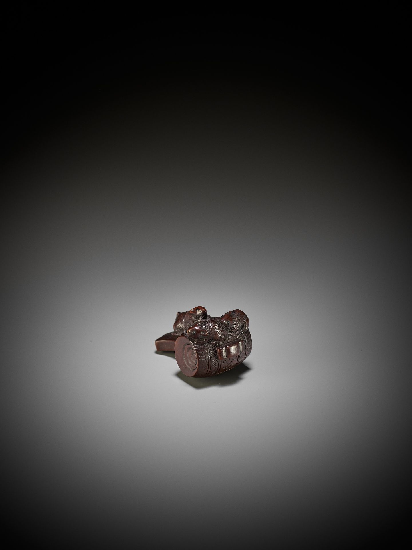 KIYOMITSU: A WOOD NETSUKE OF DAIKOKU'S MALLET OVERRUN BY RATS - Bild 10 aus 13