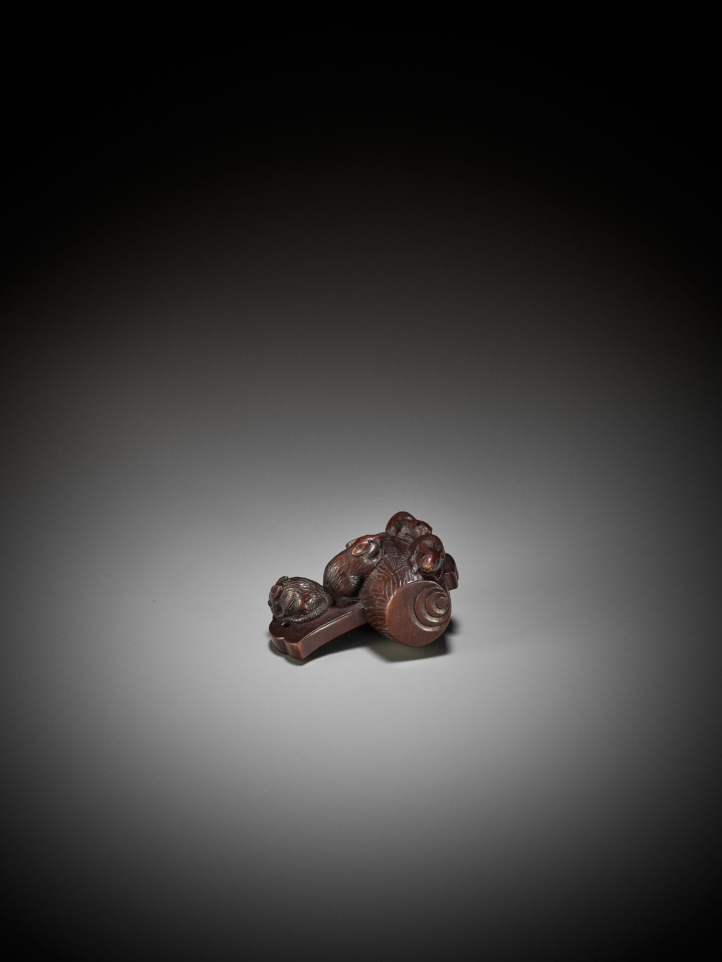 KIYOMITSU: A WOOD NETSUKE OF DAIKOKU'S MALLET OVERRUN BY RATS - Bild 9 aus 13