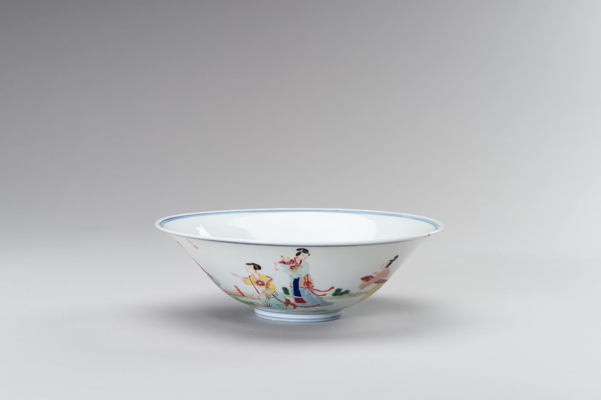 A POLYCHROME ENAMELED PORCELAIN BOWL WITH COURT LADIES, BOYS AND SCHOLAR - Bild 4 aus 9