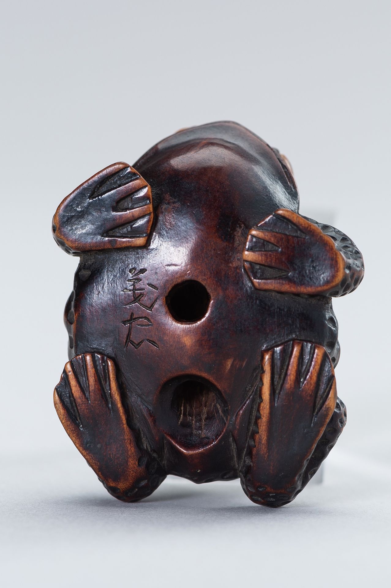 SHIGETADA: A WOOD NETSUKE OF A TOAD - Bild 3 aus 14