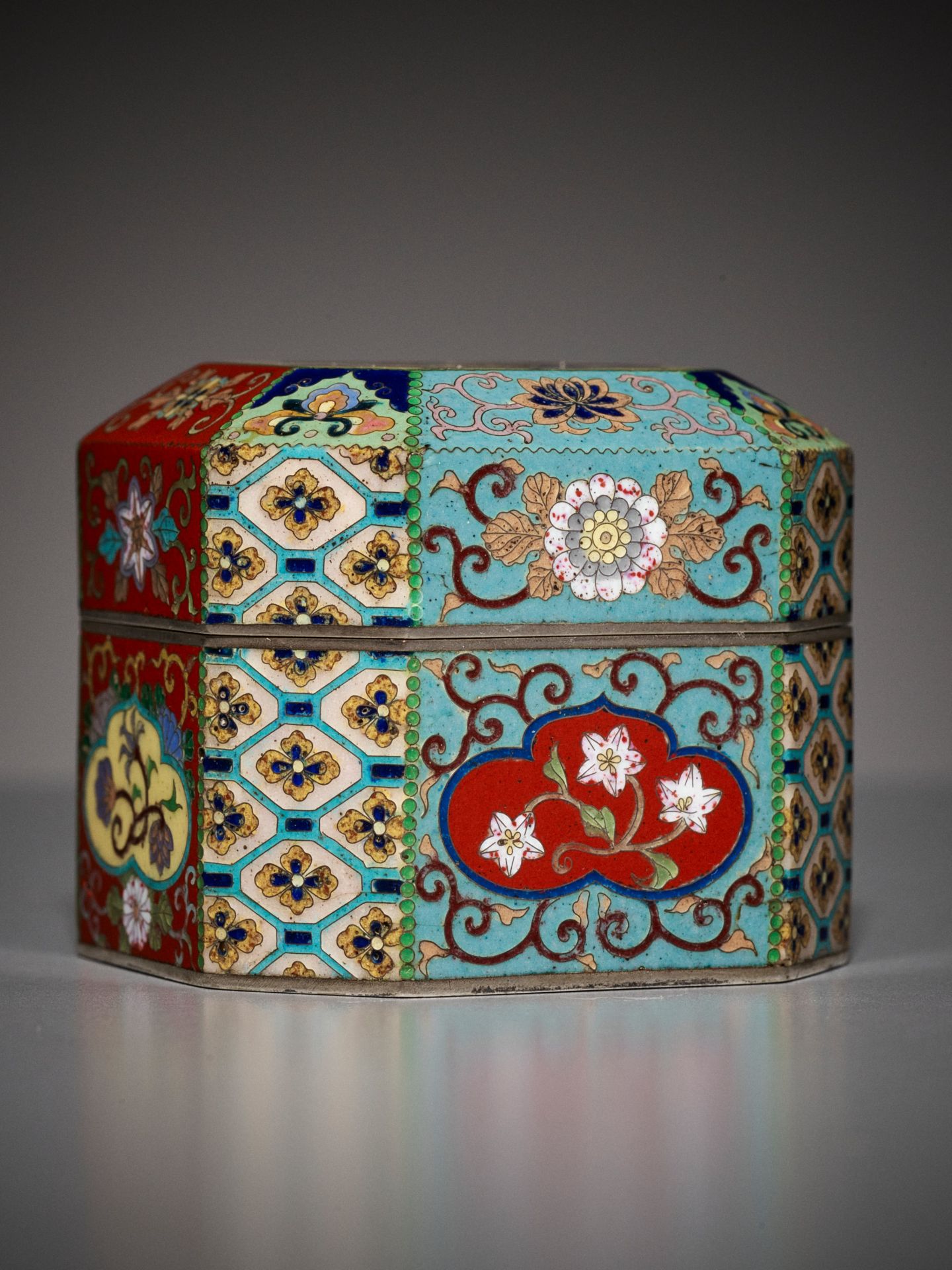 A SUPERB MINIATURE CLOISONNE ENAMEL BOX AND COVER - Image 12 of 16