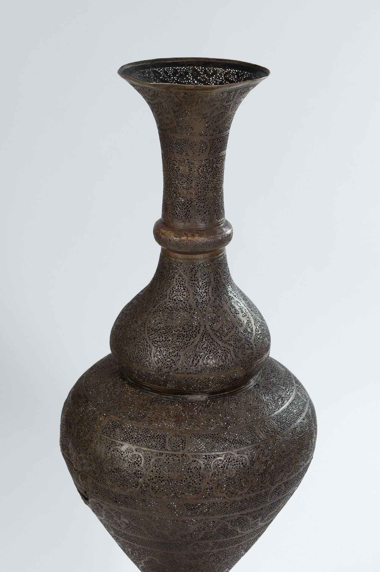 A VERY LARGE PERSIAN RETICULATED BRONZE VASE - Bild 3 aus 7