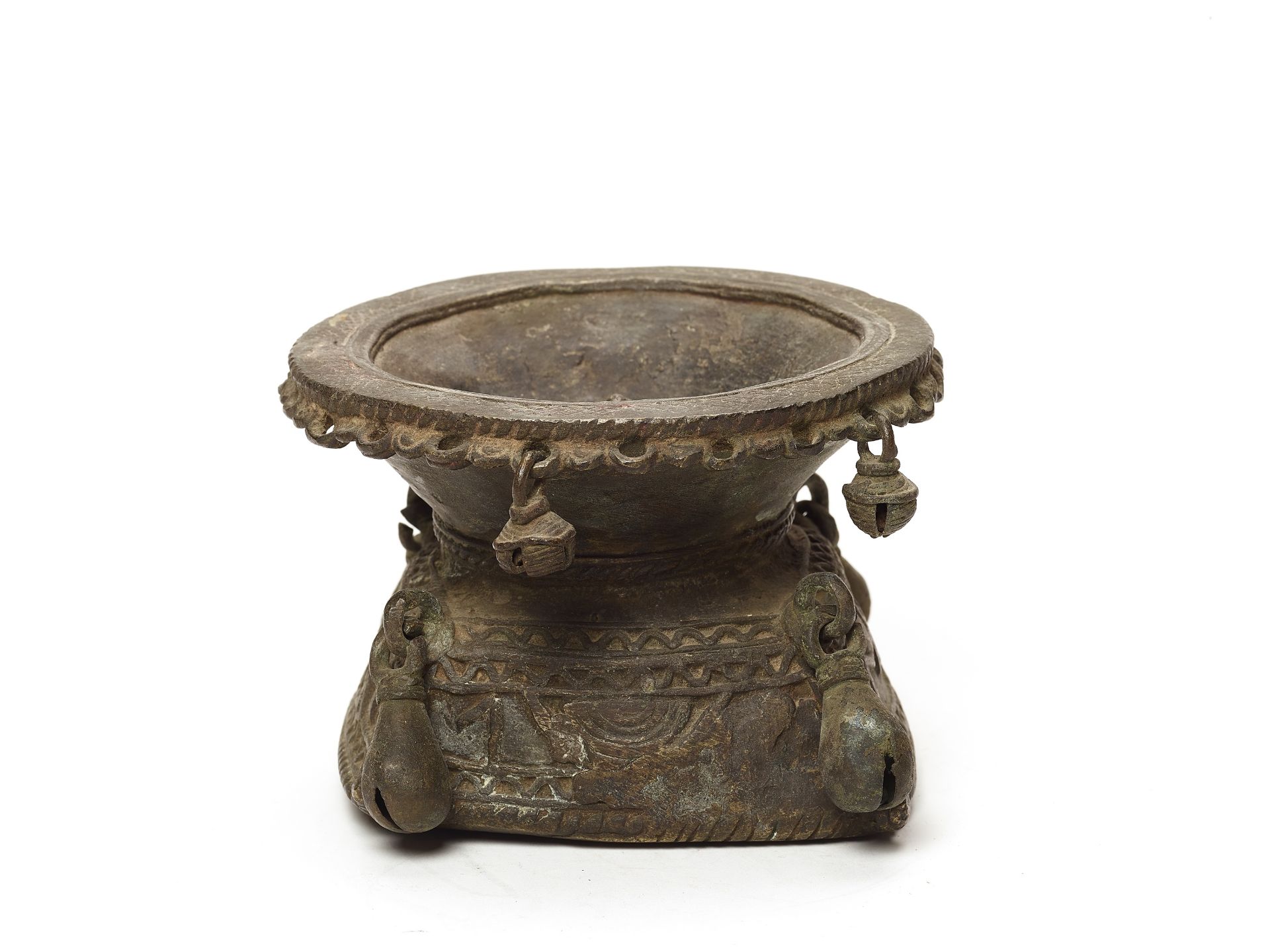 A BASTAR BRONZE OF A MASSIVE BASE WITH BELLS - Bild 2 aus 3