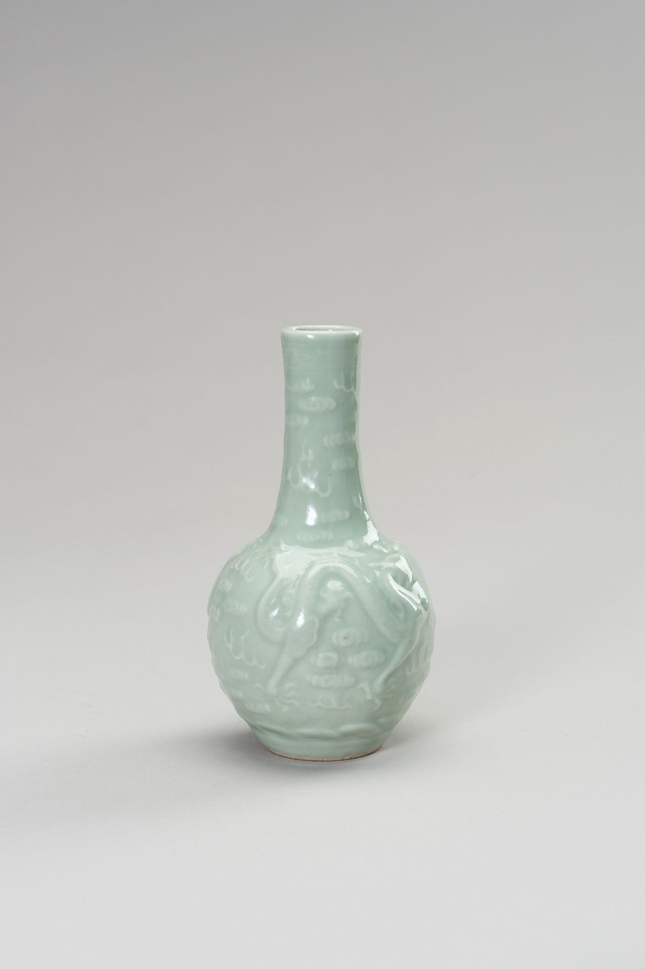 A CELADON 'DRAGON' VASE - Bild 3 aus 10