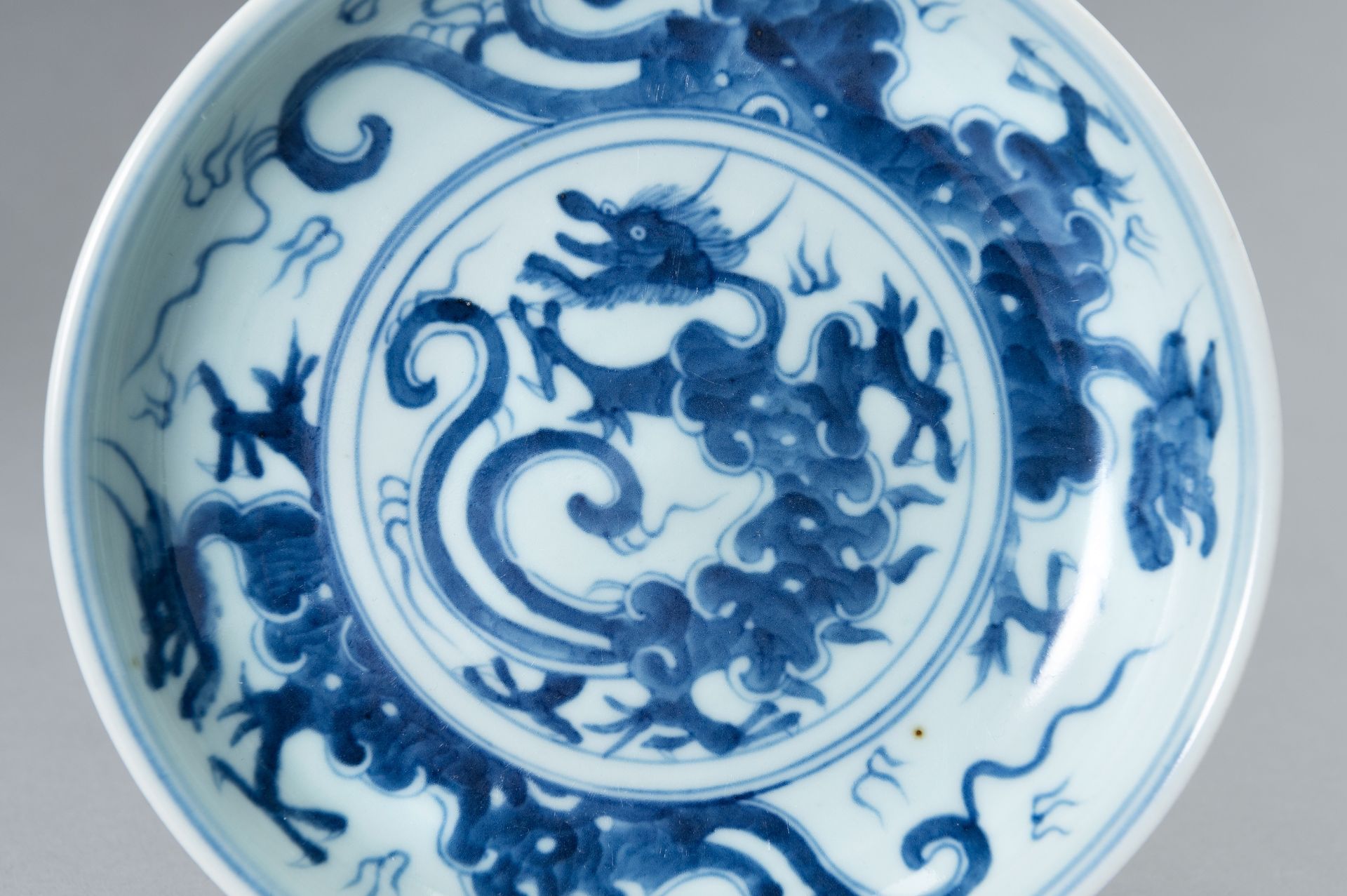 THREE SMALL 'DRAGON AND PHOENIX' PORCELAIN DISHES - Bild 3 aus 13