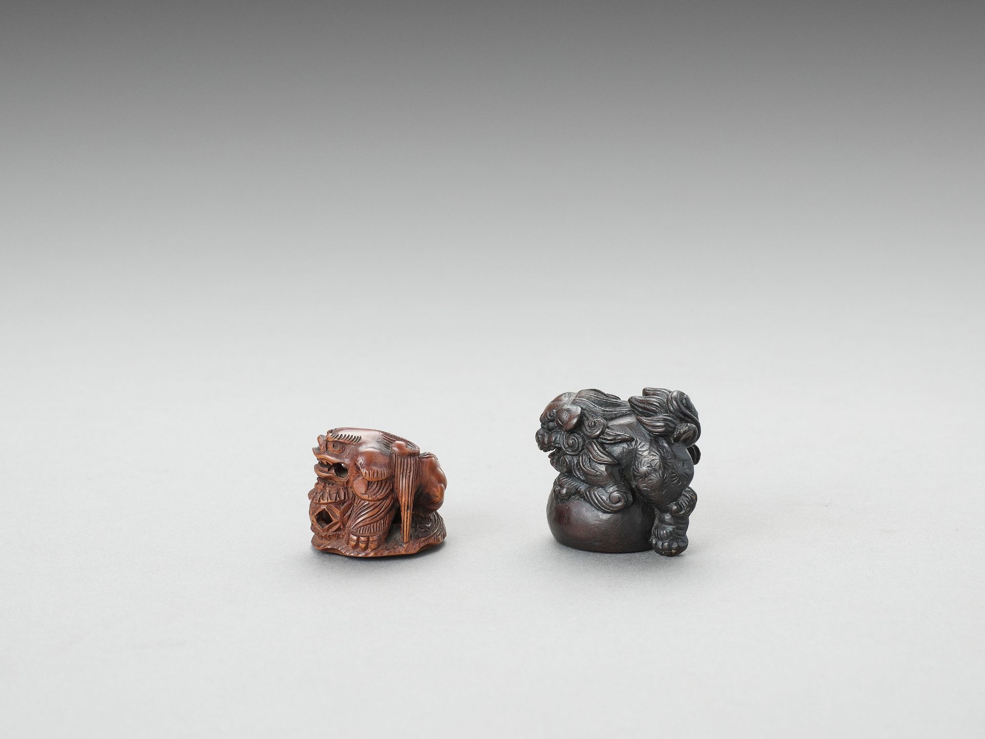 TWO WOOD NETSUKE OF SHISHI - Bild 4 aus 6