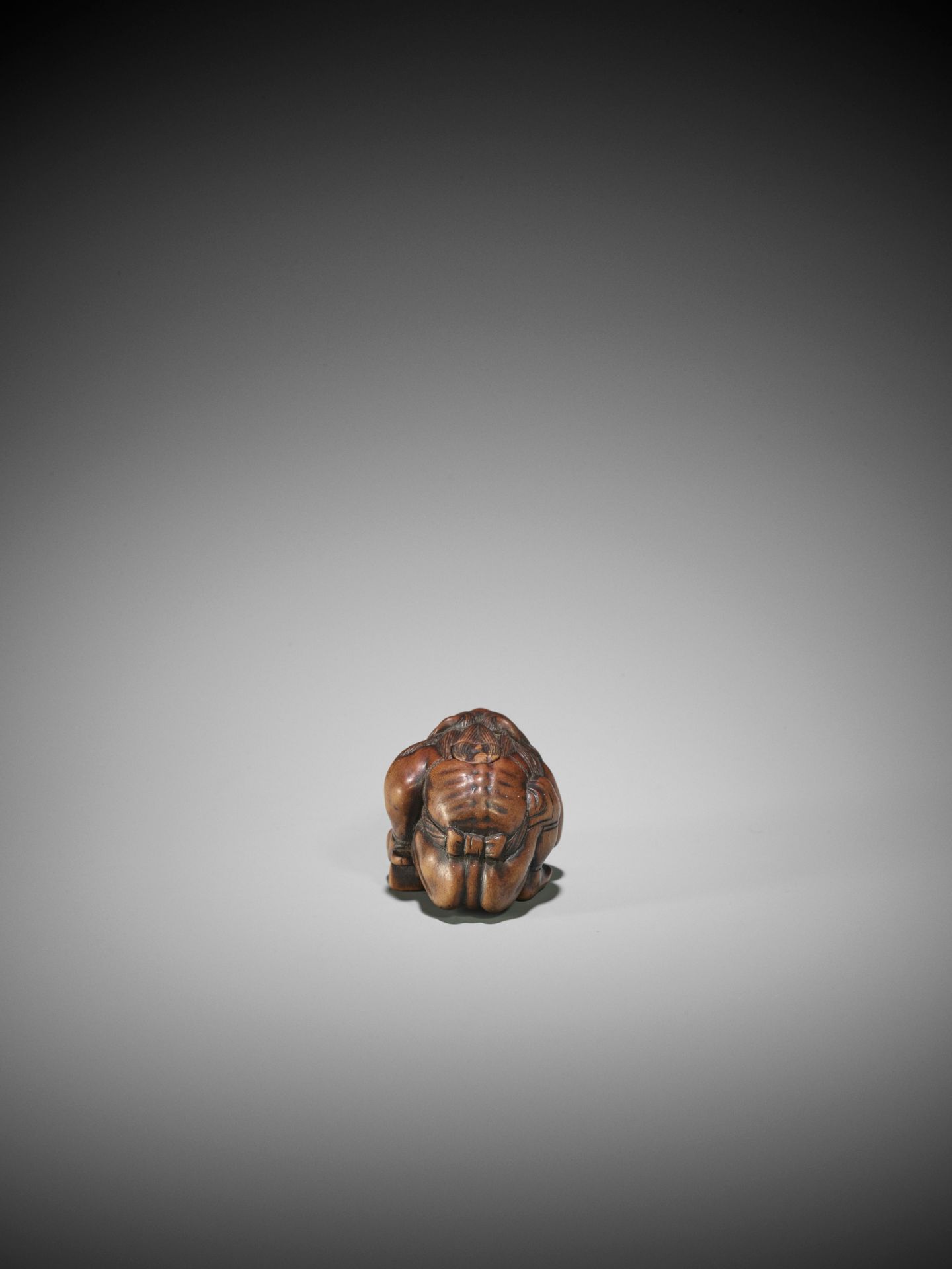 A WOOD NETSUKE OF RAIJIN WITH GETA - Bild 8 aus 10