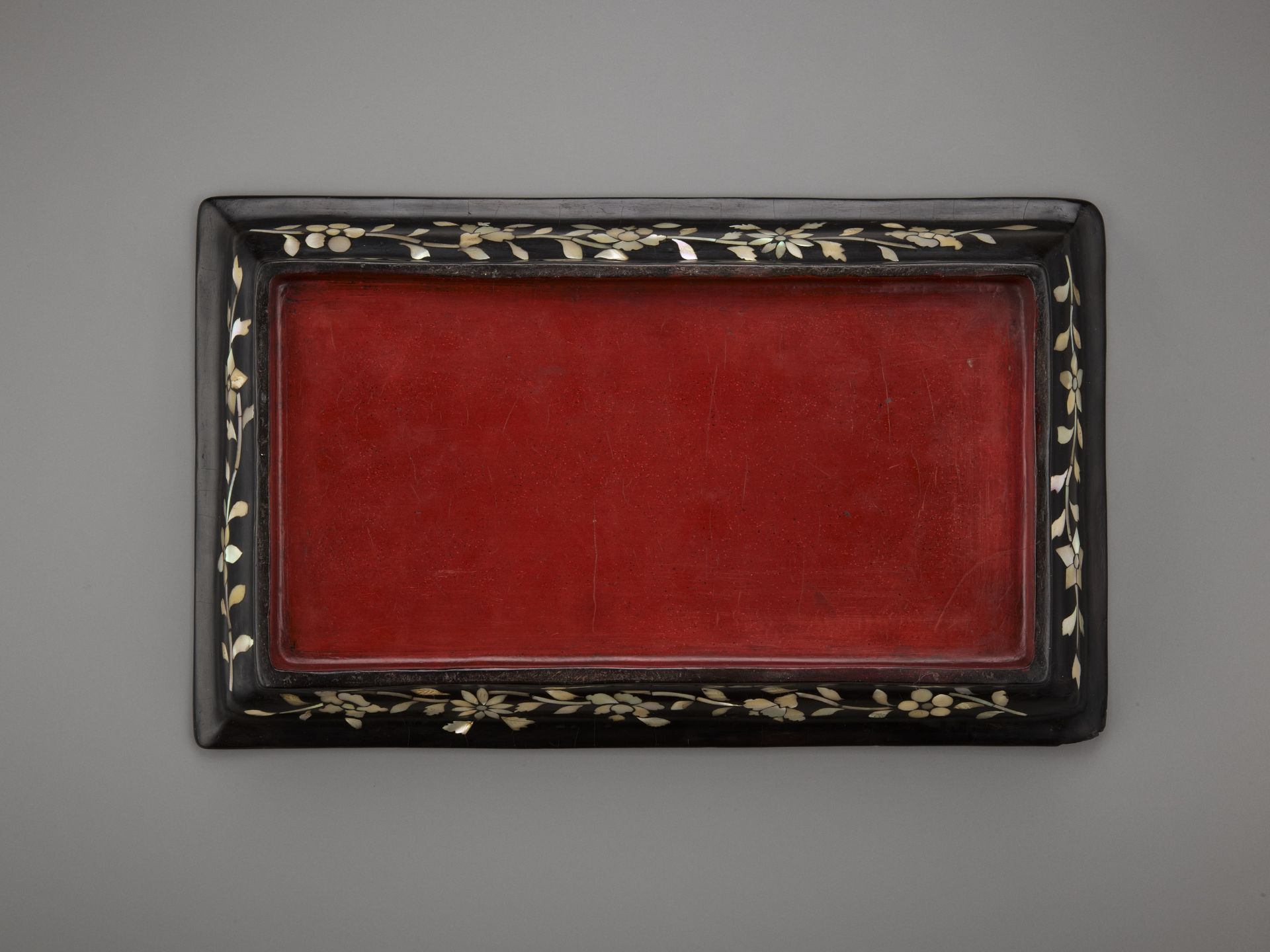 A MOTHER-OF-PEARL-INLAID BLACK LACQUER RECTANGULAR TRAY, JOSEON DYNASTY - Image 8 of 10