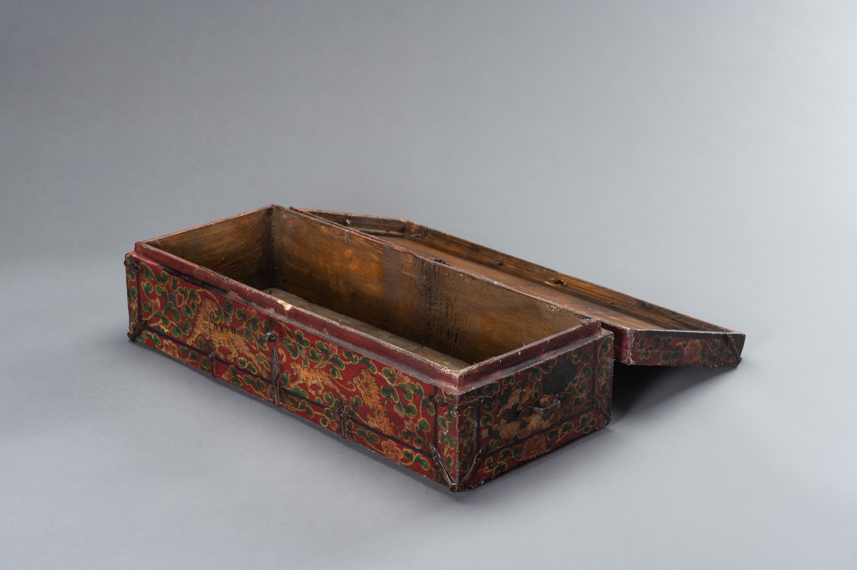 A LARGE SINOTIBETAN POLYCHROME WOOD BOX - Image 12 of 19