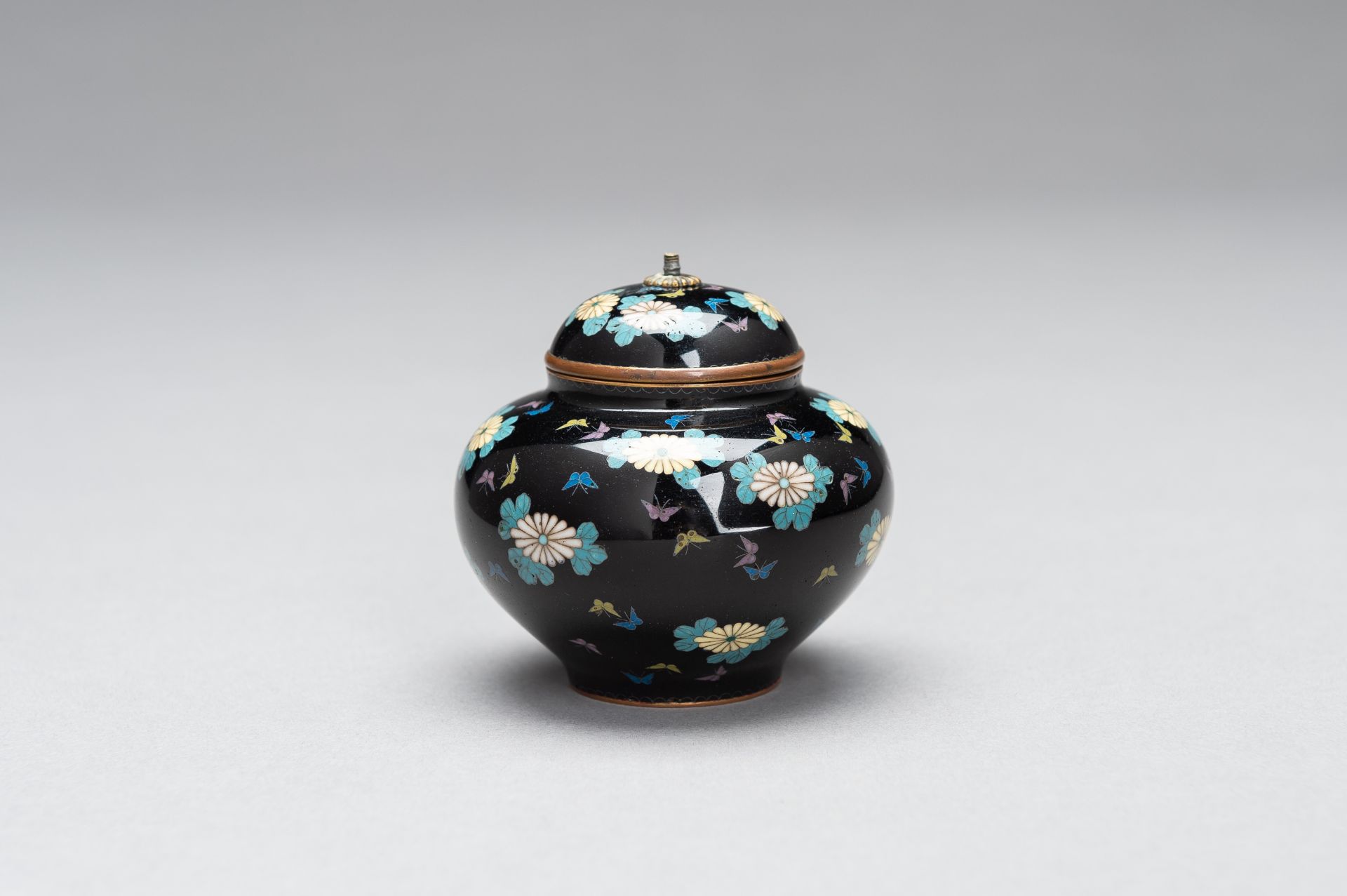 A CLOISONNE ENAMEL MINIATURE VASE WITH COVER - Image 2 of 9