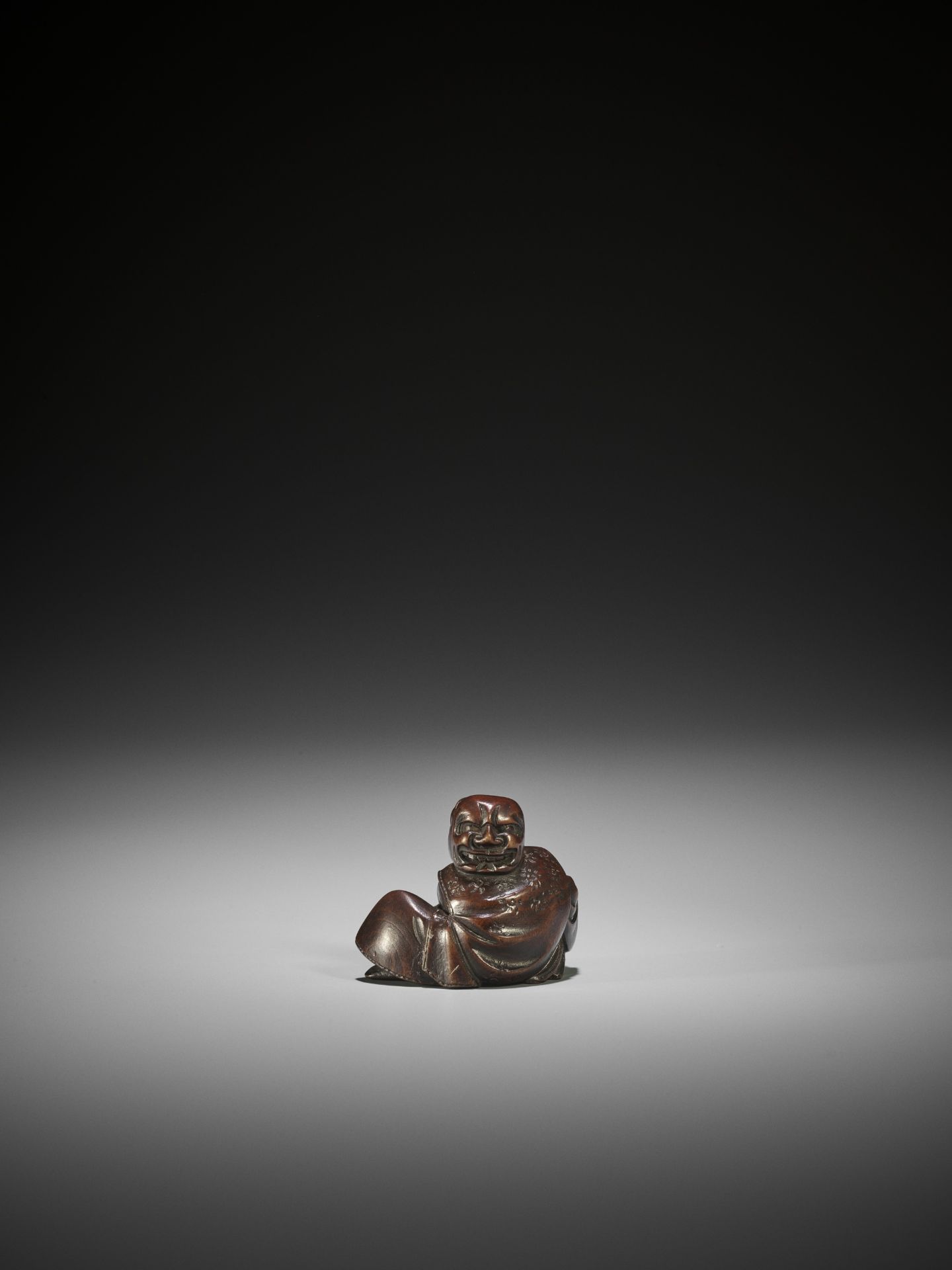 MASAYUKI: AN AMUSING WOOD NETSUKE OF A DRUNK ACTOR - Bild 5 aus 10