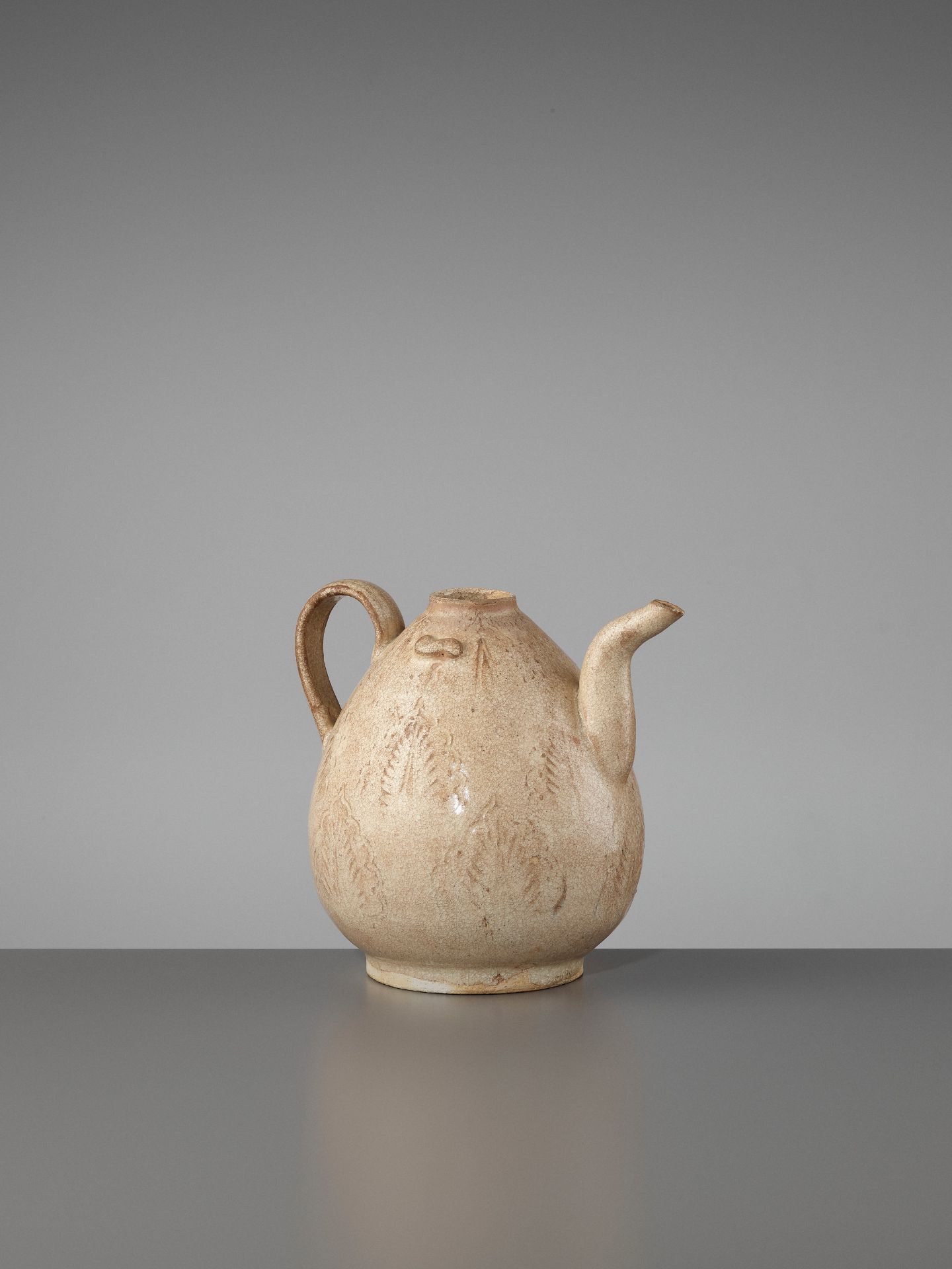 A STRAW-GLAZED AND INCISED 'TEA LEAVES' EWER, SONG DYNASTY - Bild 2 aus 12