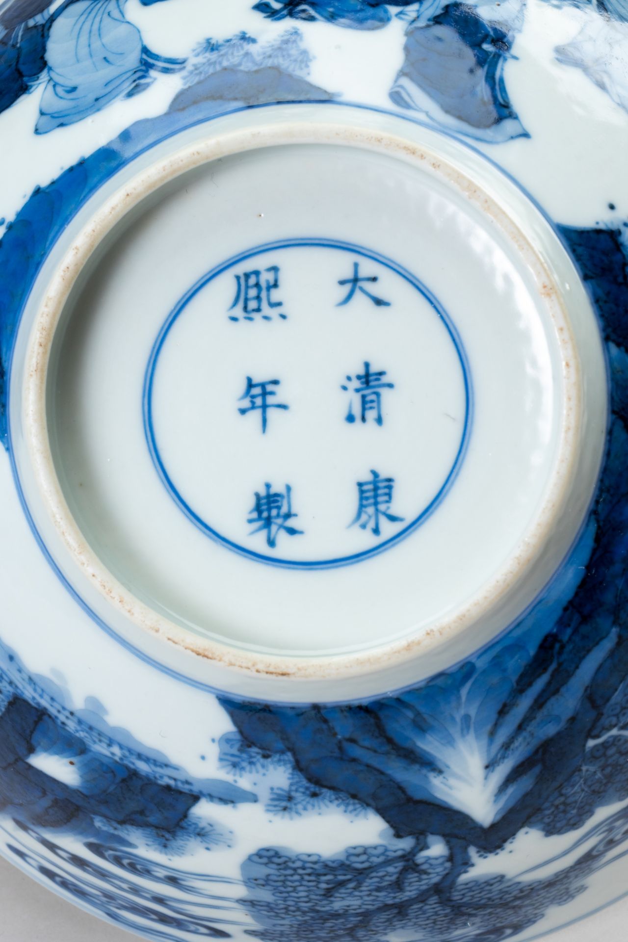 A BLUE AND WHITE PORCELAIN KANGXI REVIVAL 'SCHOLARS' BOWL - Image 11 of 12