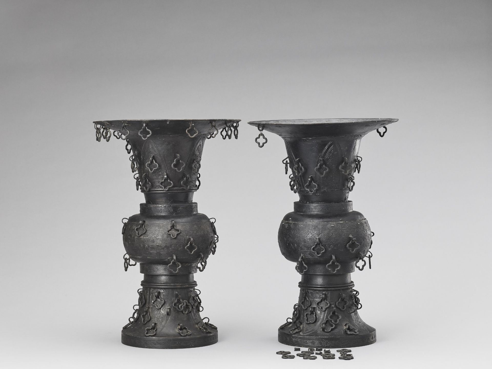 A PAIR OF METAL ALLOY ARCHAISTIC YEN YEN VASES, LATE QING TO REPUBLIC - Image 5 of 10