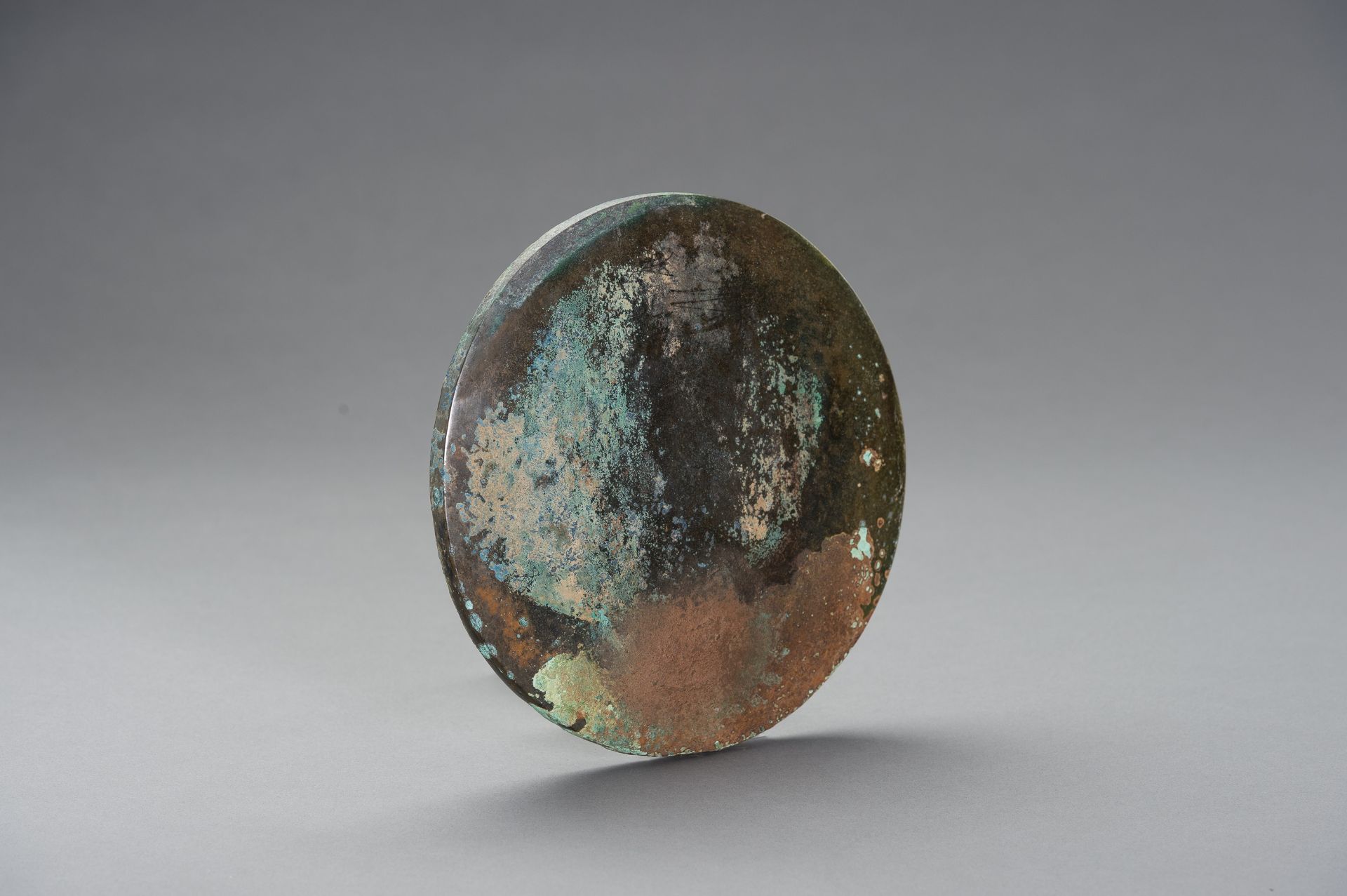 A LARGE BRONZE MIRROR - Image 8 of 8
