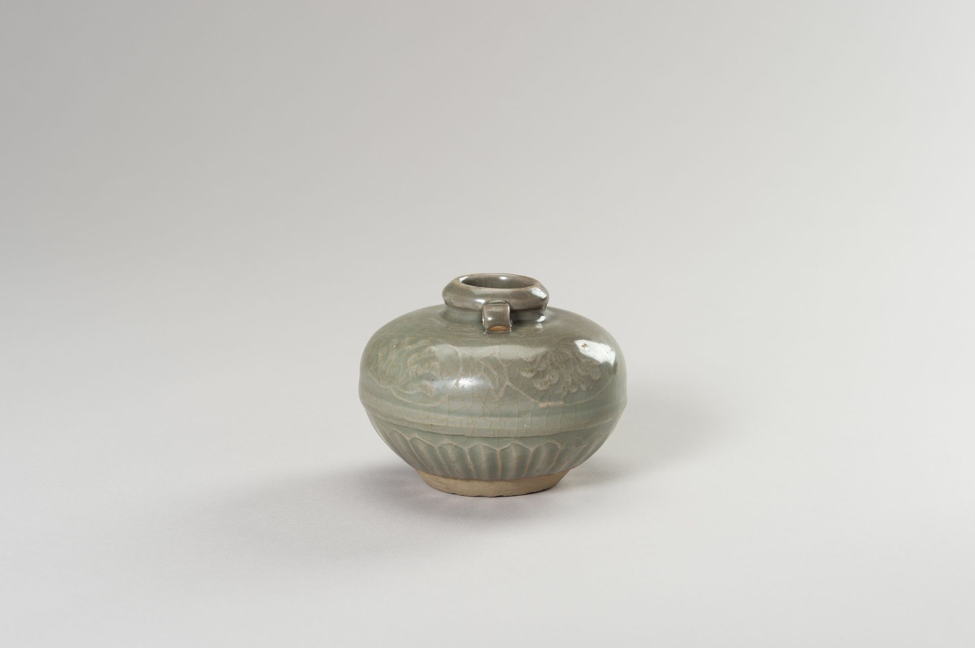 A LONGQUAN CELADON GLAZED JARLET - Bild 4 aus 11