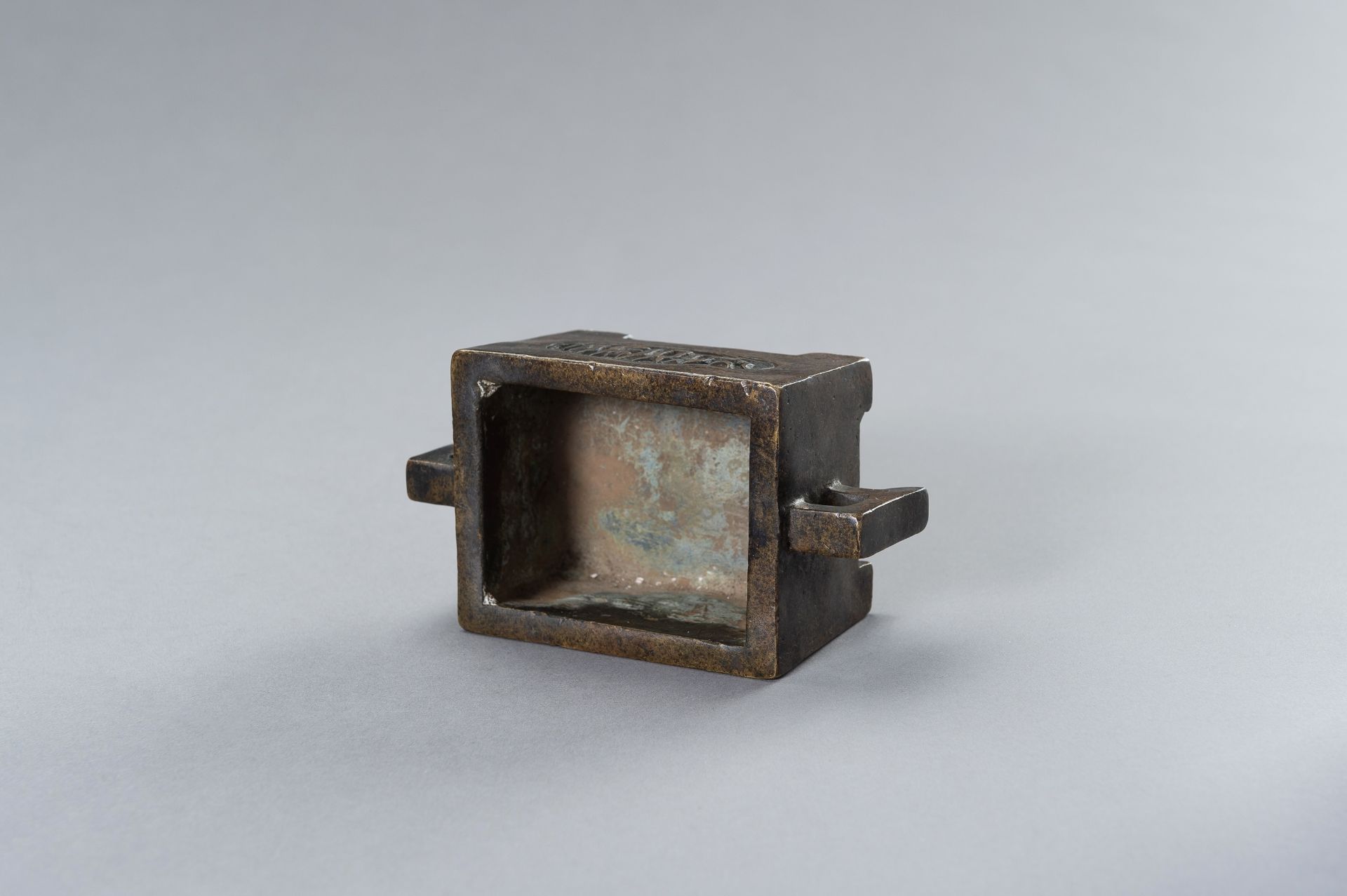 A SMALL MING-STYLE BRONZE CENSER WITH SINI CALLIGRAPHY - Image 11 of 11