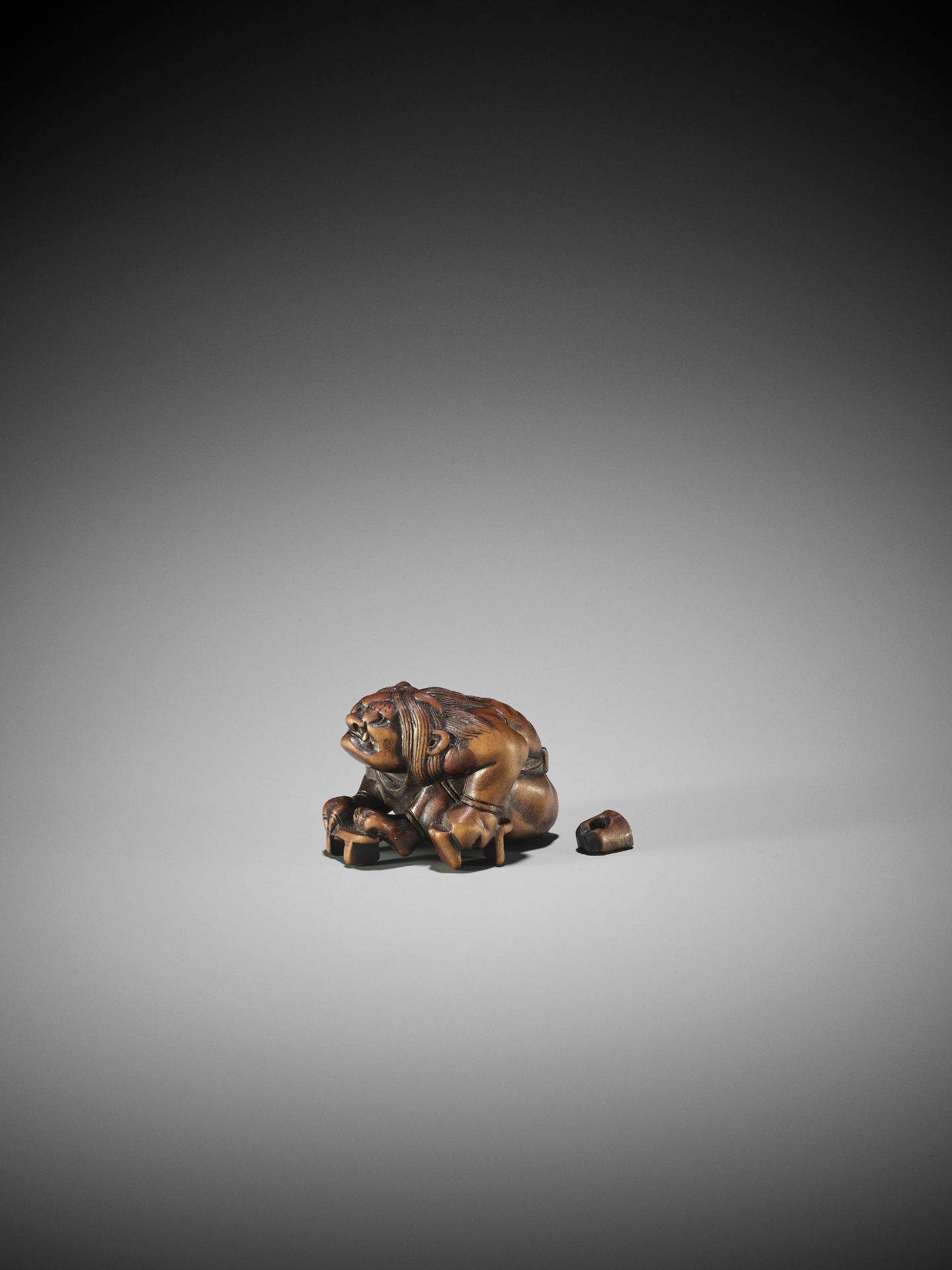 A WOOD NETSUKE OF RAIJIN WITH GETA - Bild 3 aus 10