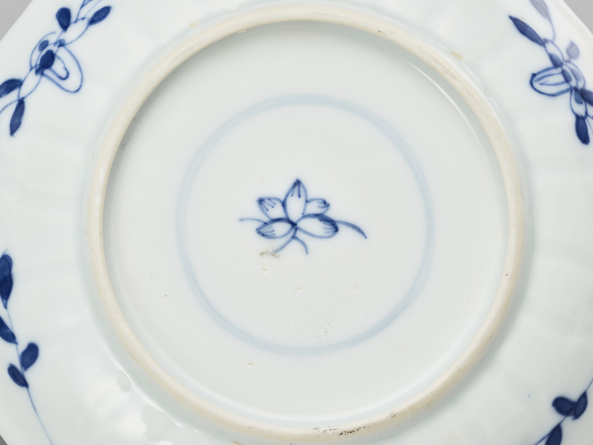 A PAIR OF BLUE AND WHITE PORCELAIN CUPS WITH MATCHING PLATES, KANGXI - Image 9 of 9