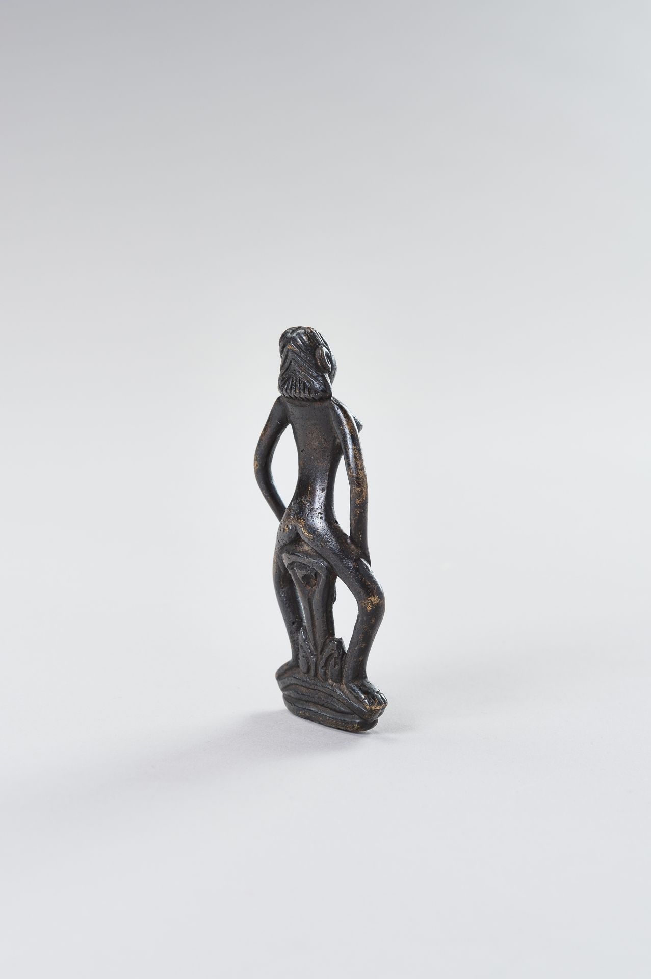 A TRIBAL BRONZE FIGURE OF A WOMAN GIVING BIRTH - Image 6 of 10