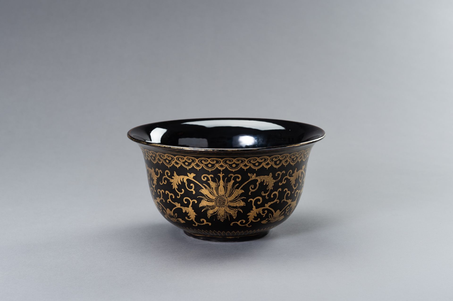 A LARGE BLACK AND GOLD PORCELAIN BOWL - Bild 2 aus 12