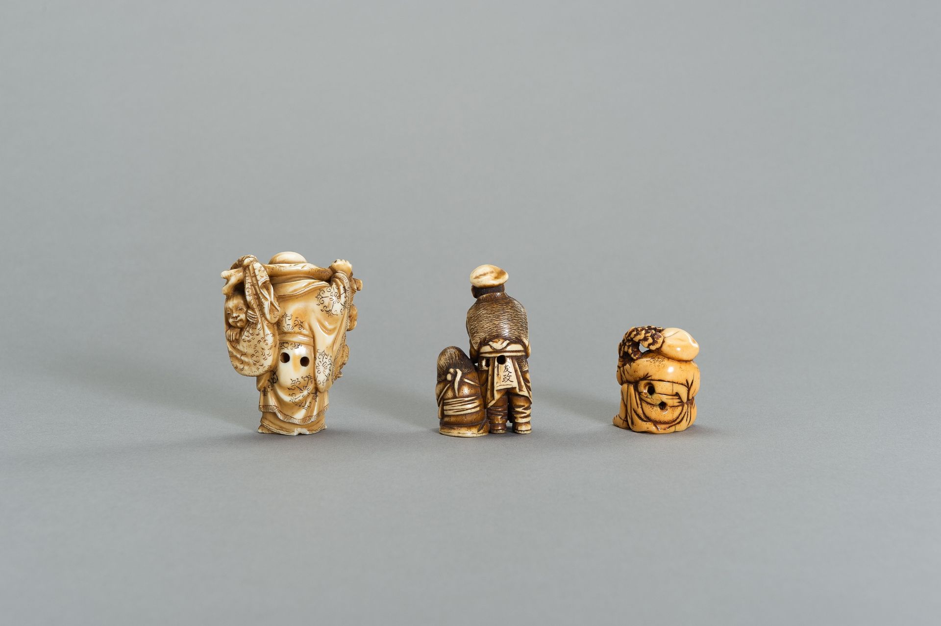 A GROUP OF THREE TOMOCHIKA SCHOOL IVORY NETSUKE - Bild 6 aus 10