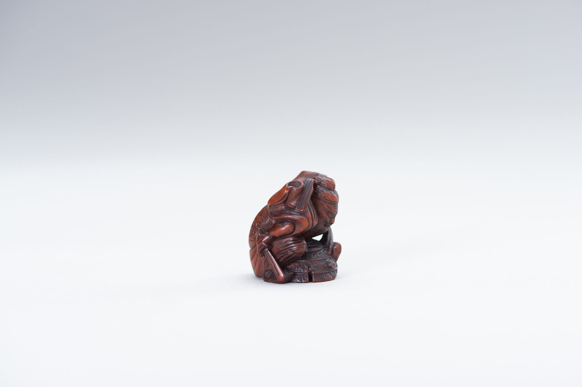 A WOOD NETSUKE OF SHOKI AND ONI - Bild 9 aus 12