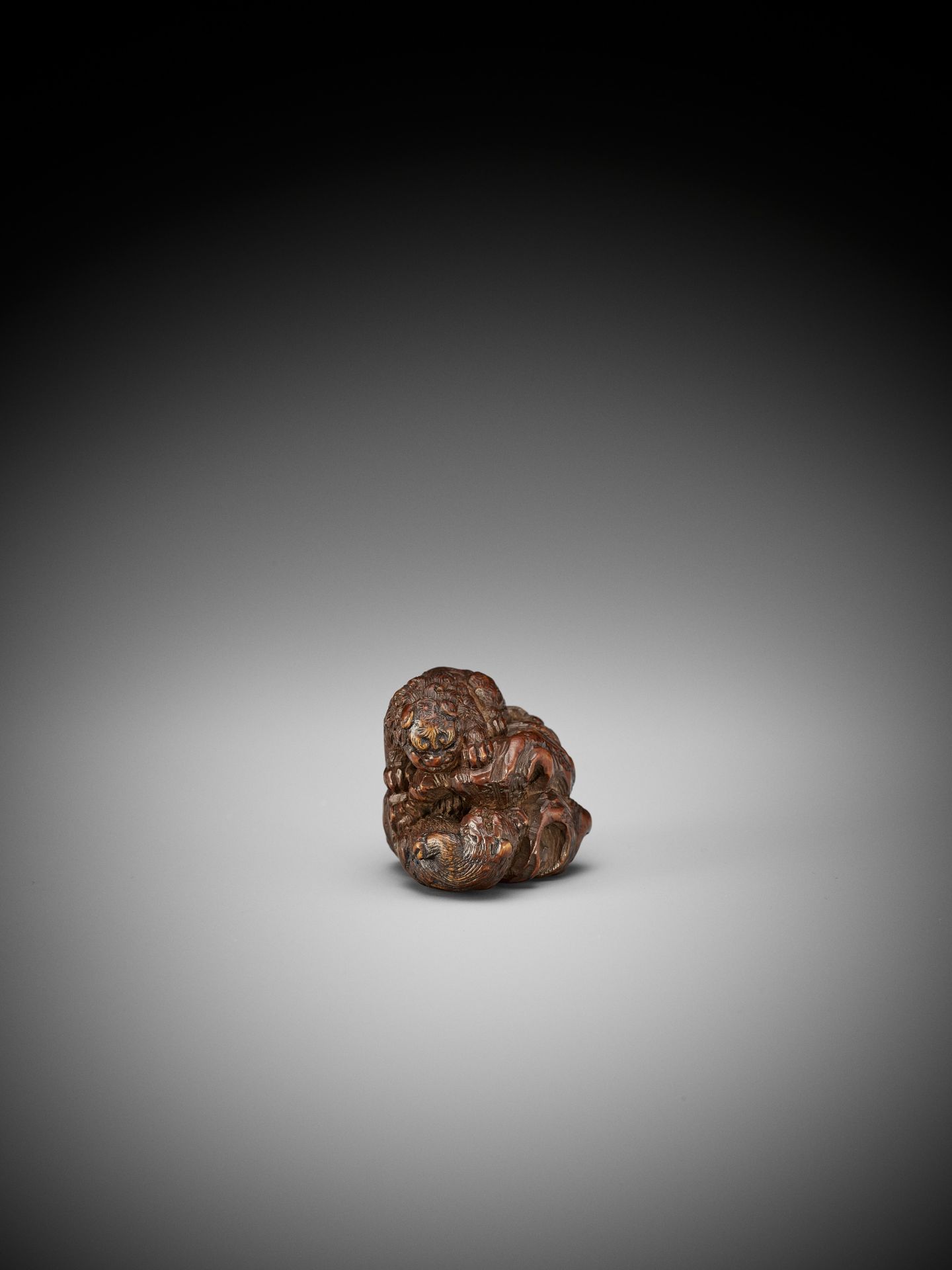 KOKEI: A RARE WOOD NETSUKE OF A SHISHI TRAINING ITS CUB - Bild 2 aus 15