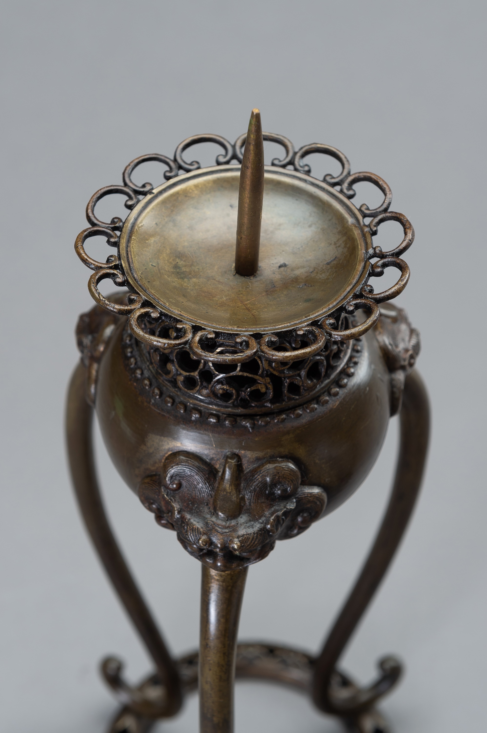 A PAIR OF BRONZE CANDLE STICK HOLDERS - Image 6 of 11