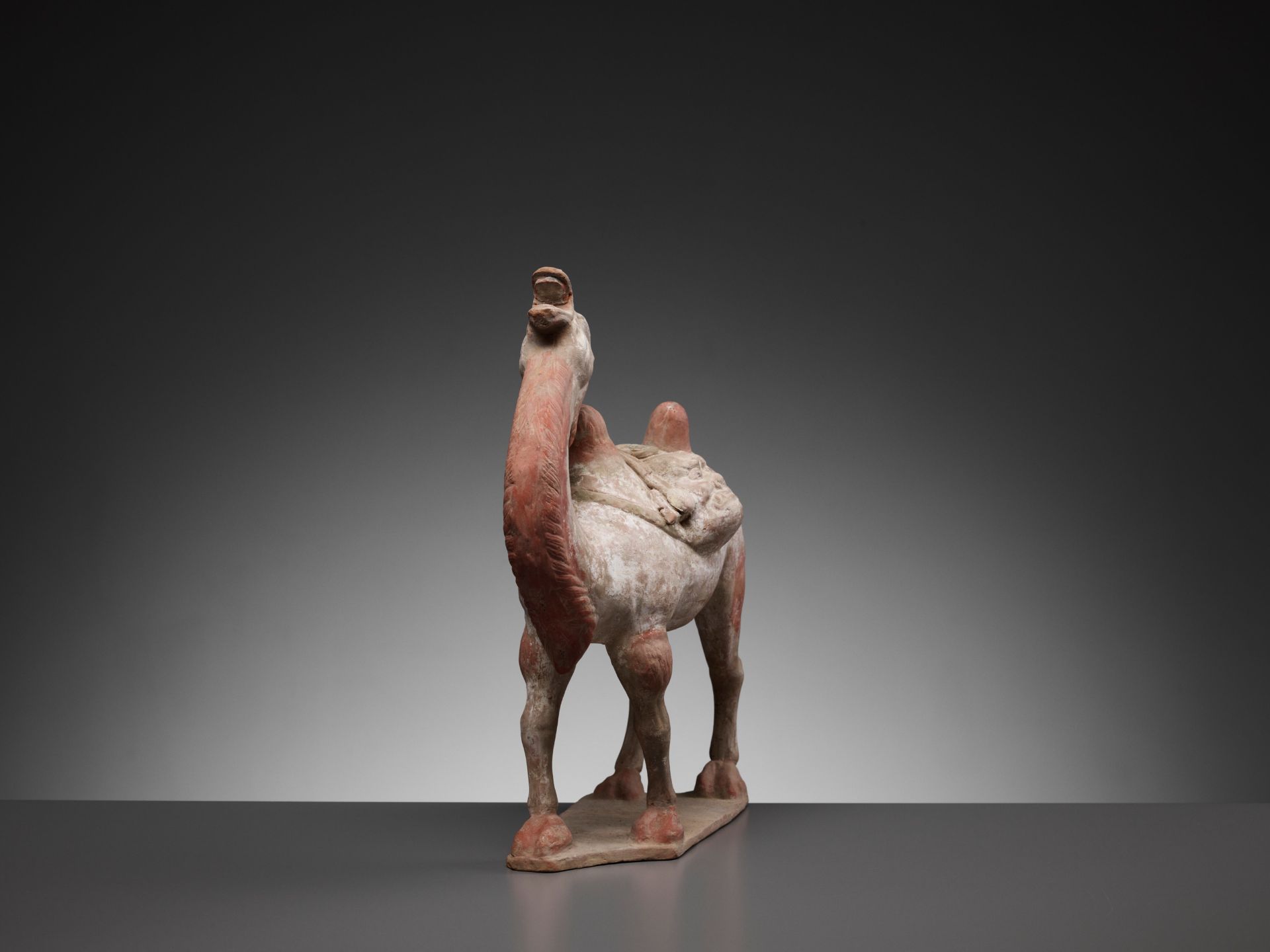 A PAINTED POTTERY FIGURE OF A BACTRIAN CAMEL, TANG DYNASTY - Bild 7 aus 13