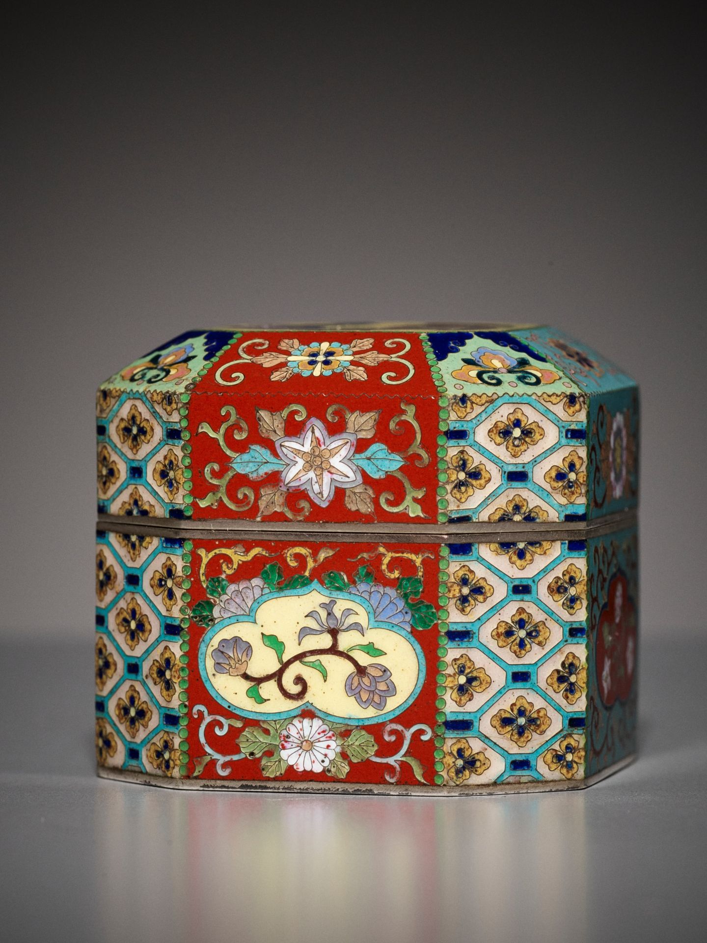 A SUPERB MINIATURE CLOISONNE ENAMEL BOX AND COVER - Image 14 of 16