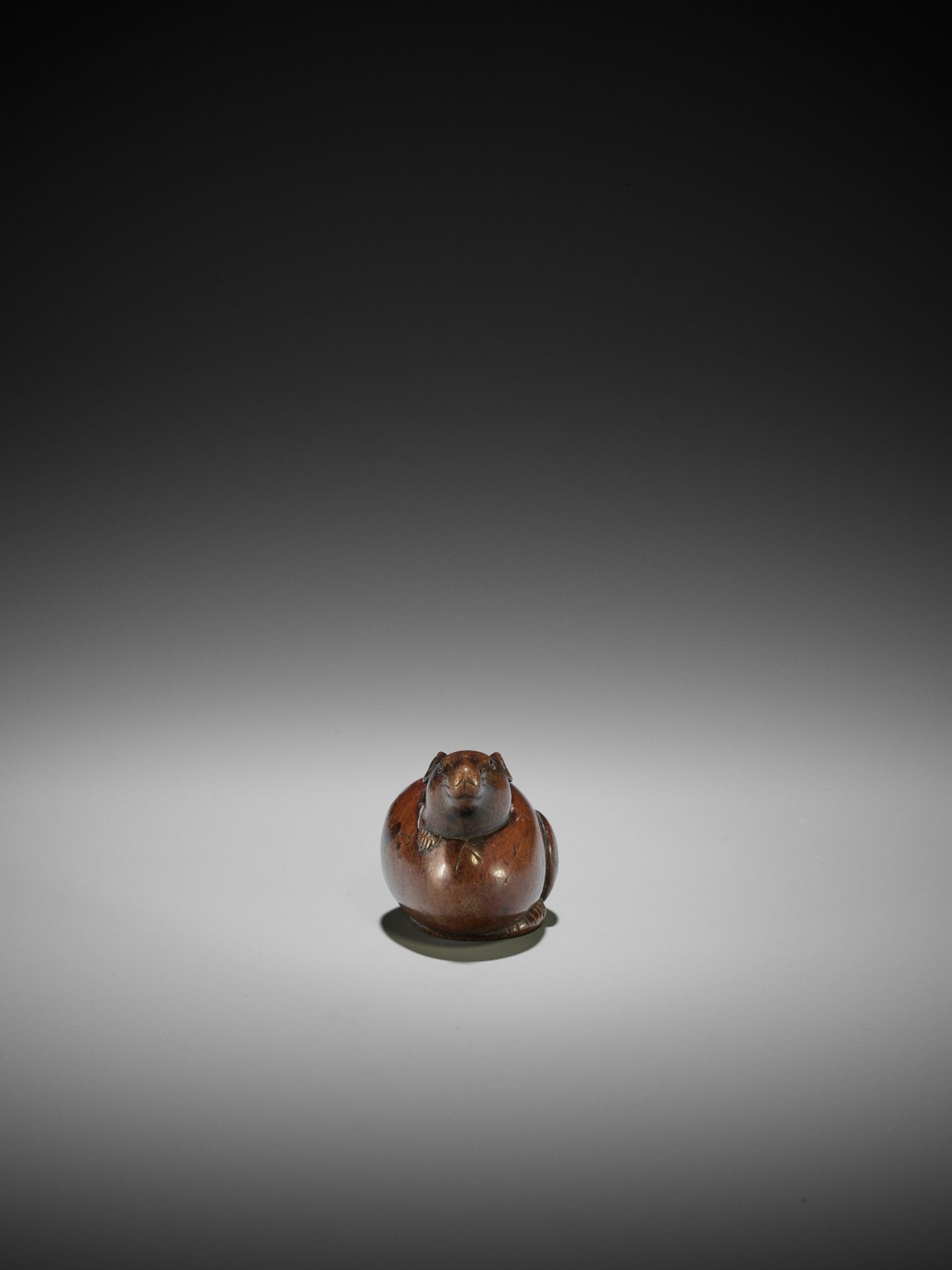 RANKO: A RARE WOOD NETSUKE OF A RAT EMERGING FROM AN EGG - Bild 11 aus 12