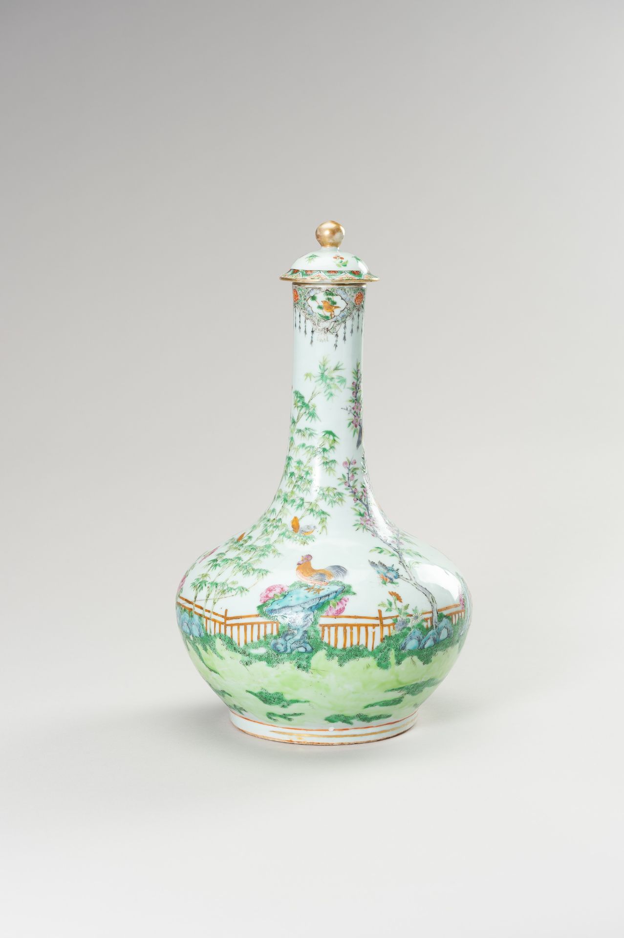 A FAMILLE ROSE BOTTLE VASE WITH LID - Bild 10 aus 12