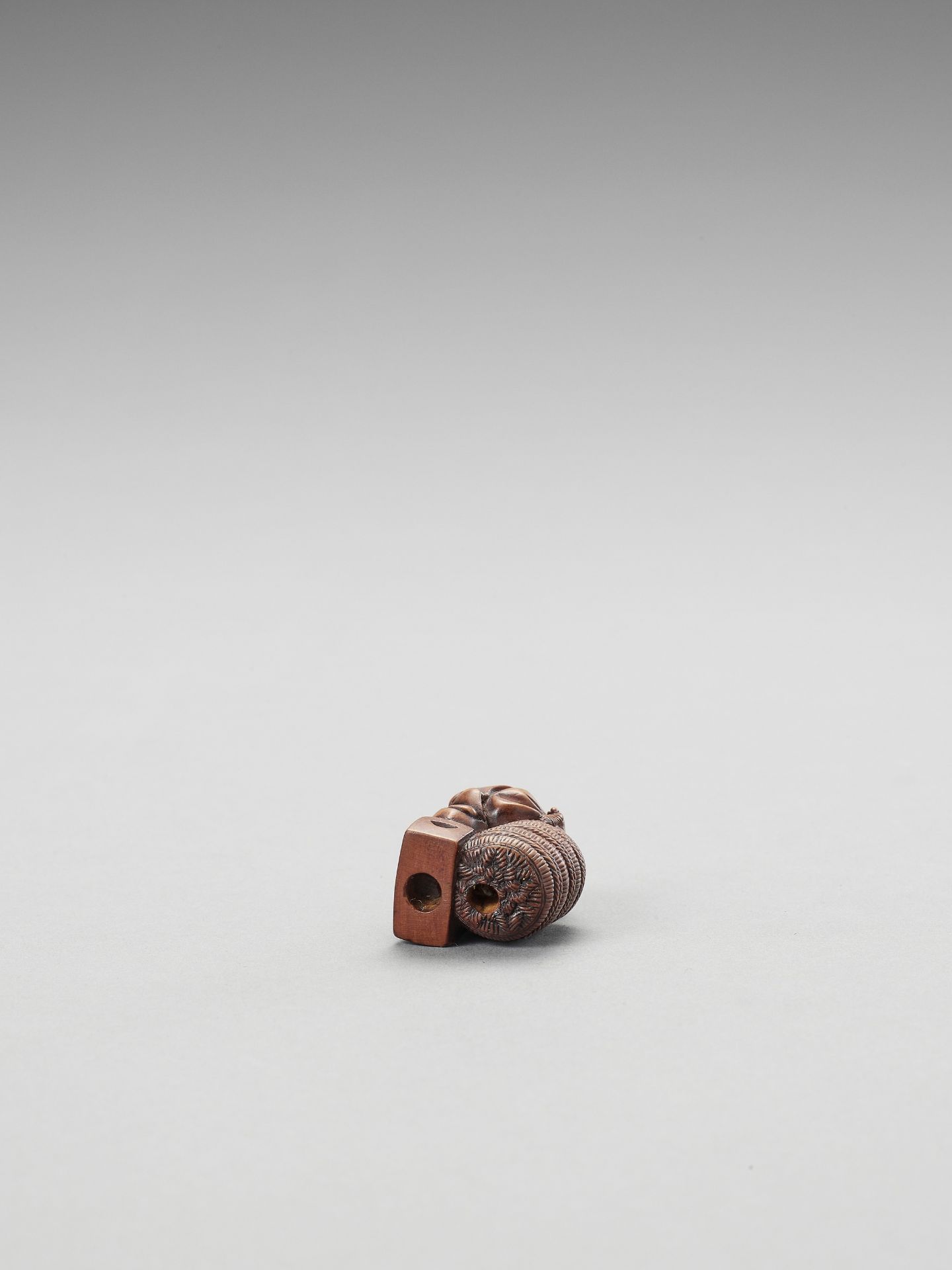 A WOOD NETSUKE OF FUKUSUKE WITH RICE BAIL - Bild 5 aus 5