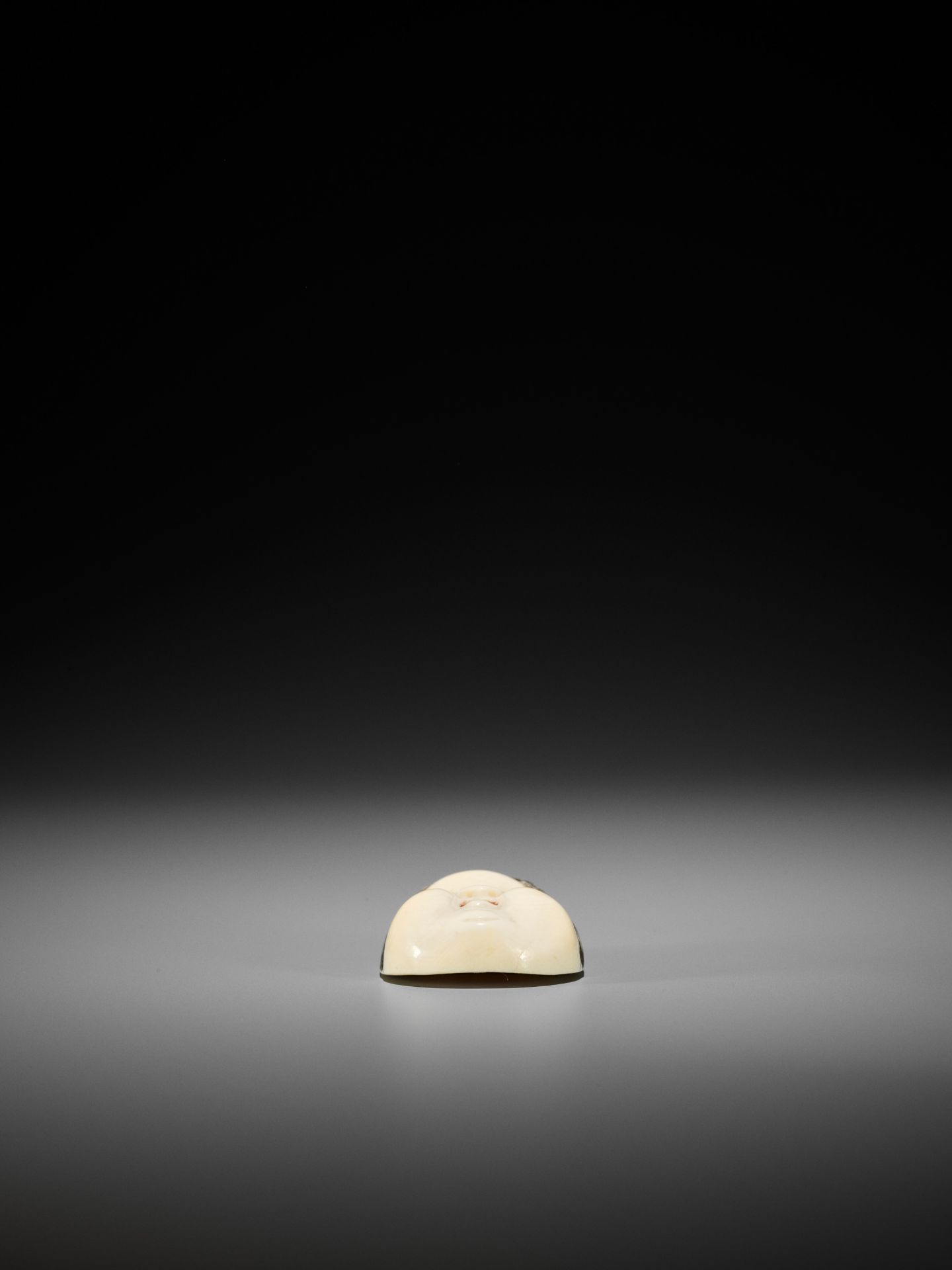 KOGYOKU: A FINE IVORY MASK NETSUKE OF OKAME - Bild 10 aus 13