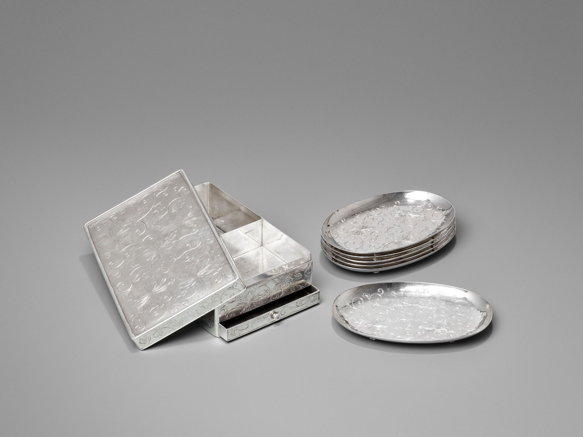 HIRATA SHIGEMITSU: A SET OF SILVER BOX AND COVER AND SIX SILVER TRAYS - Image 2 of 12