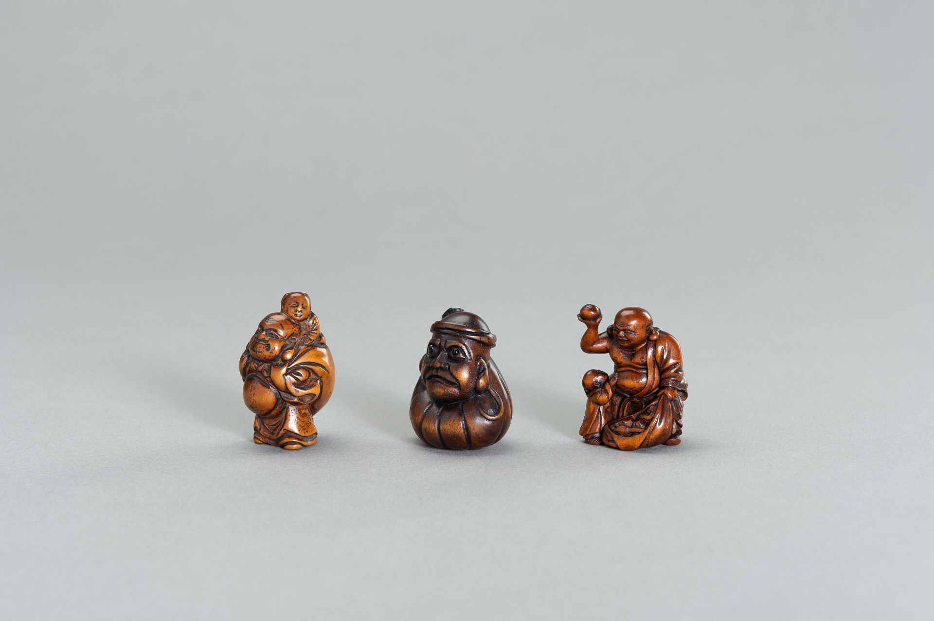 A GROUP OF THREE WOOD NETSUKE OF HOTEI AND DARUMA - Bild 2 aus 9