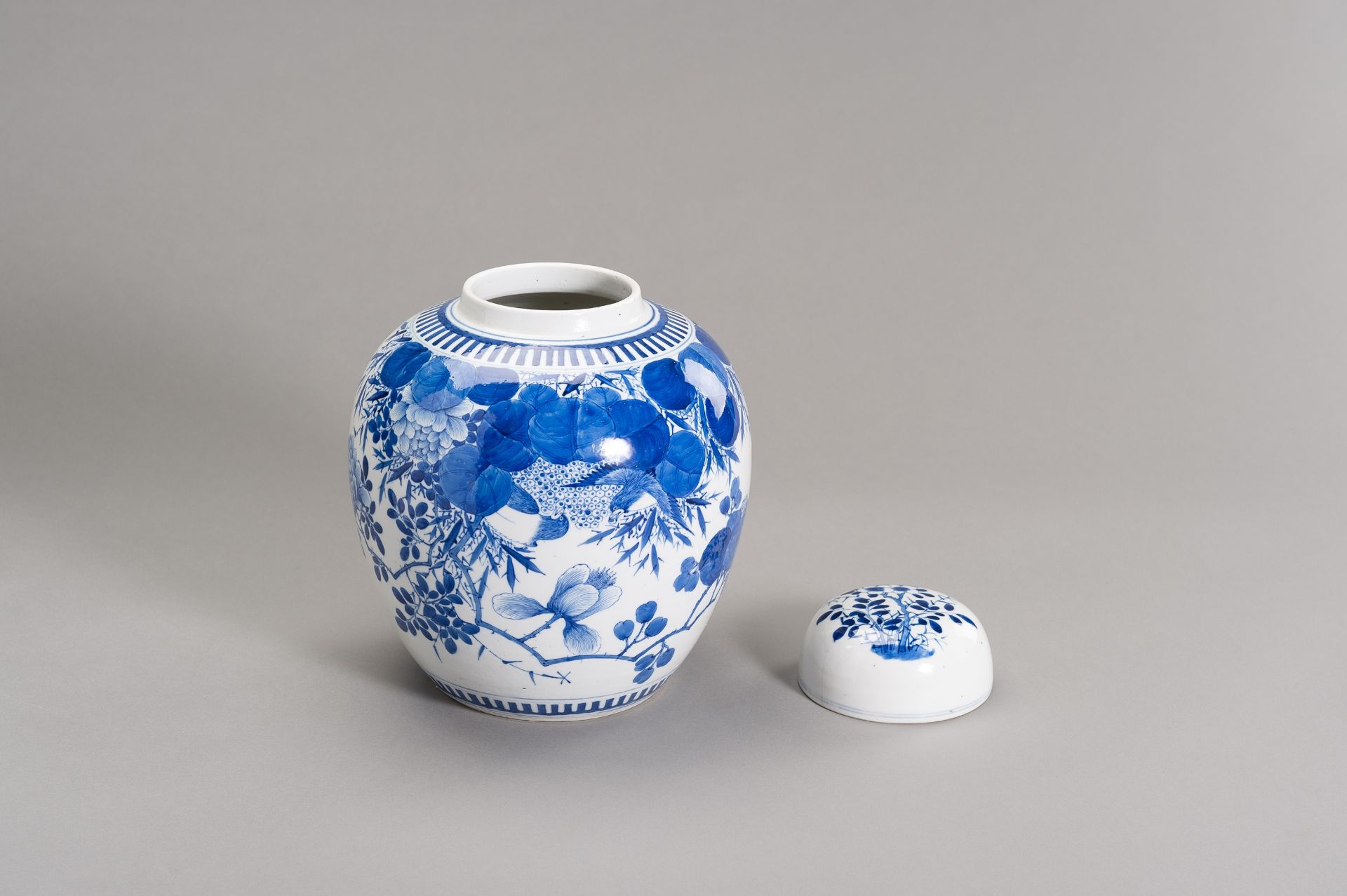A BLUE AND WHITE GINGER JAR WITH COVER - Bild 7 aus 11